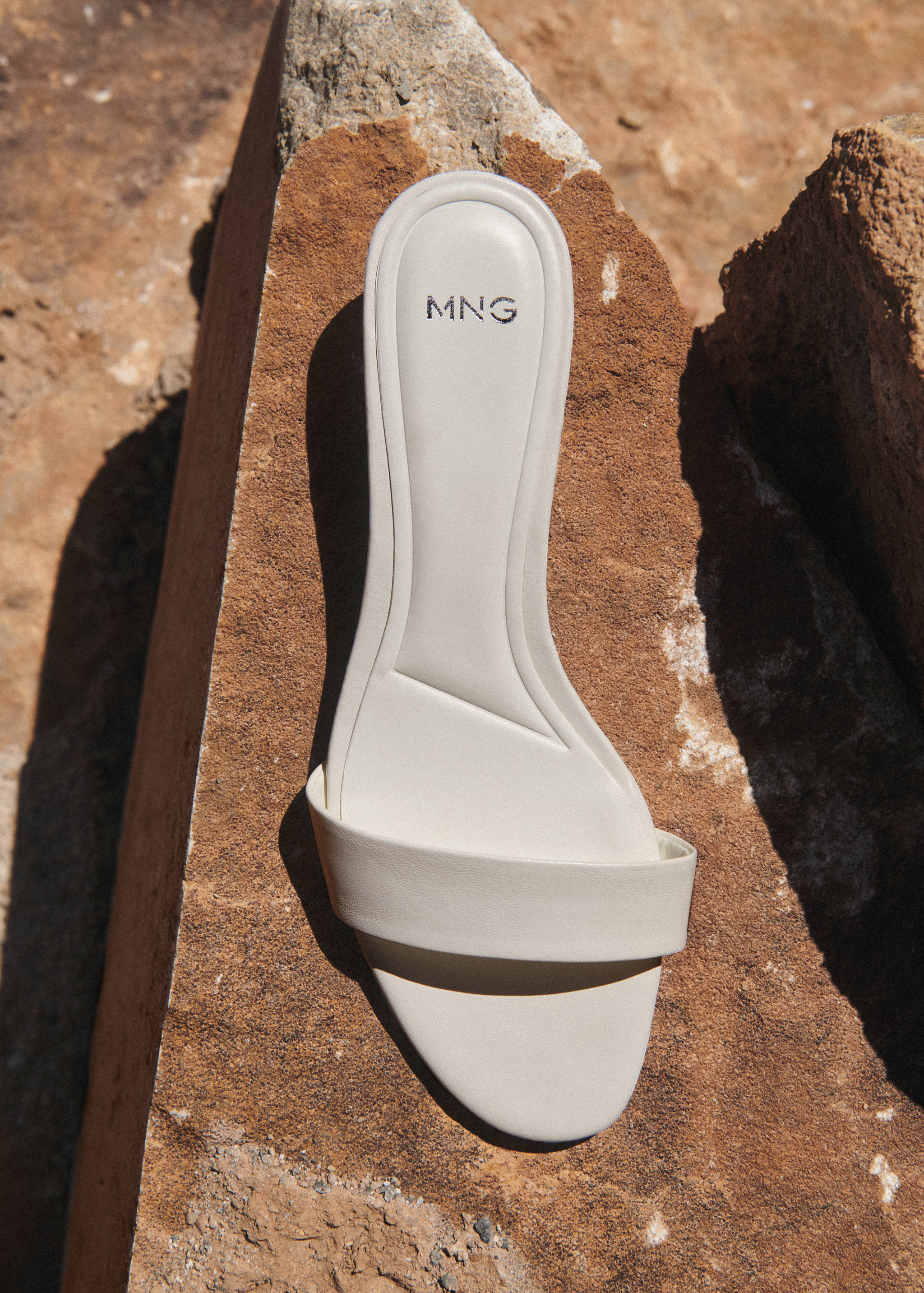 Kitten heel sandals with straps - General plane