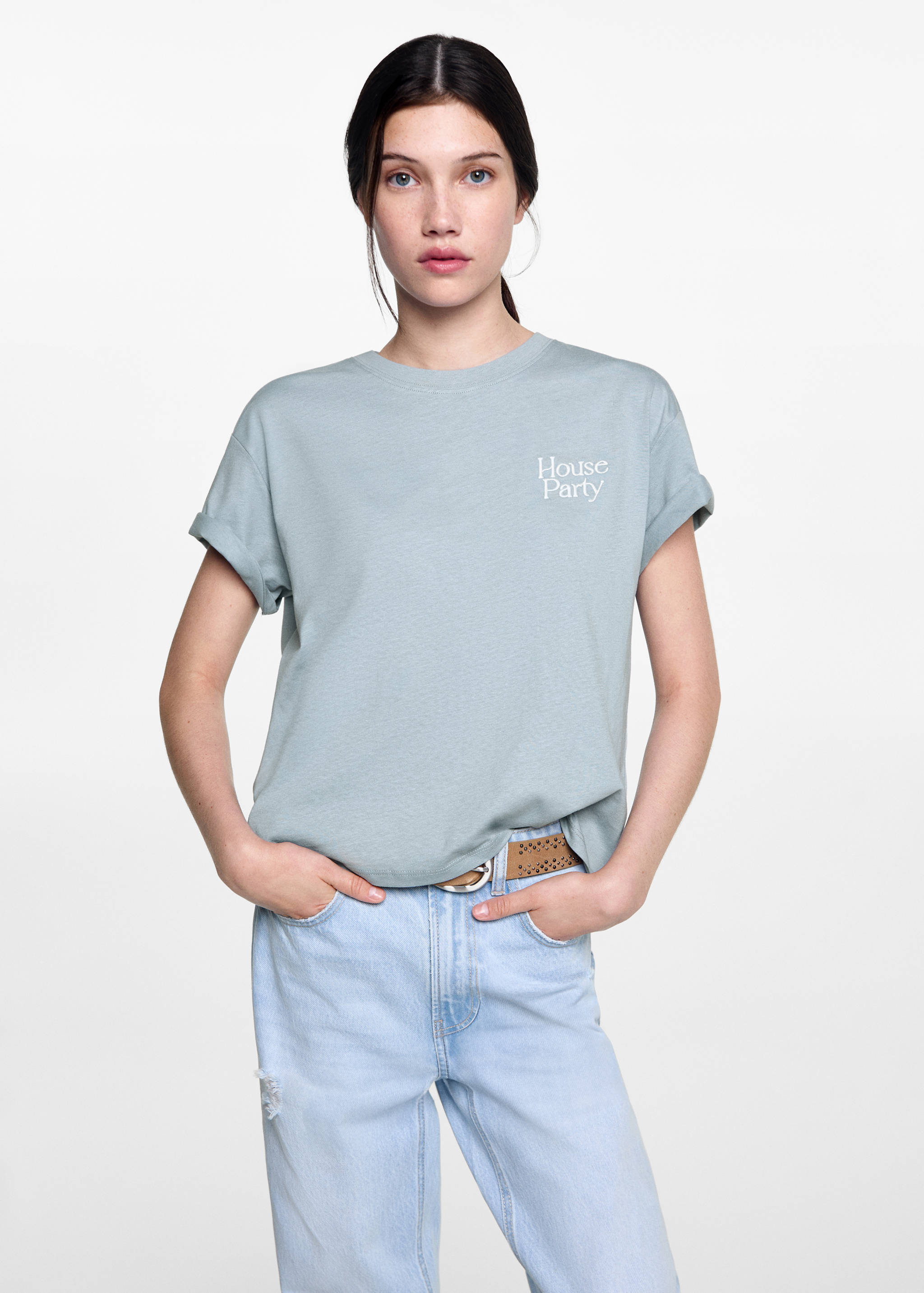 Футболка с вышитой надписью - Средний план