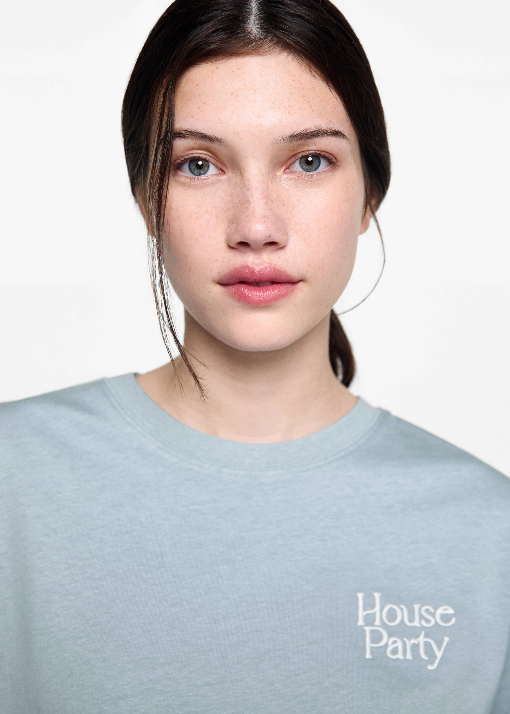 Футболка с вышитой надписью - Деталь изделия 1