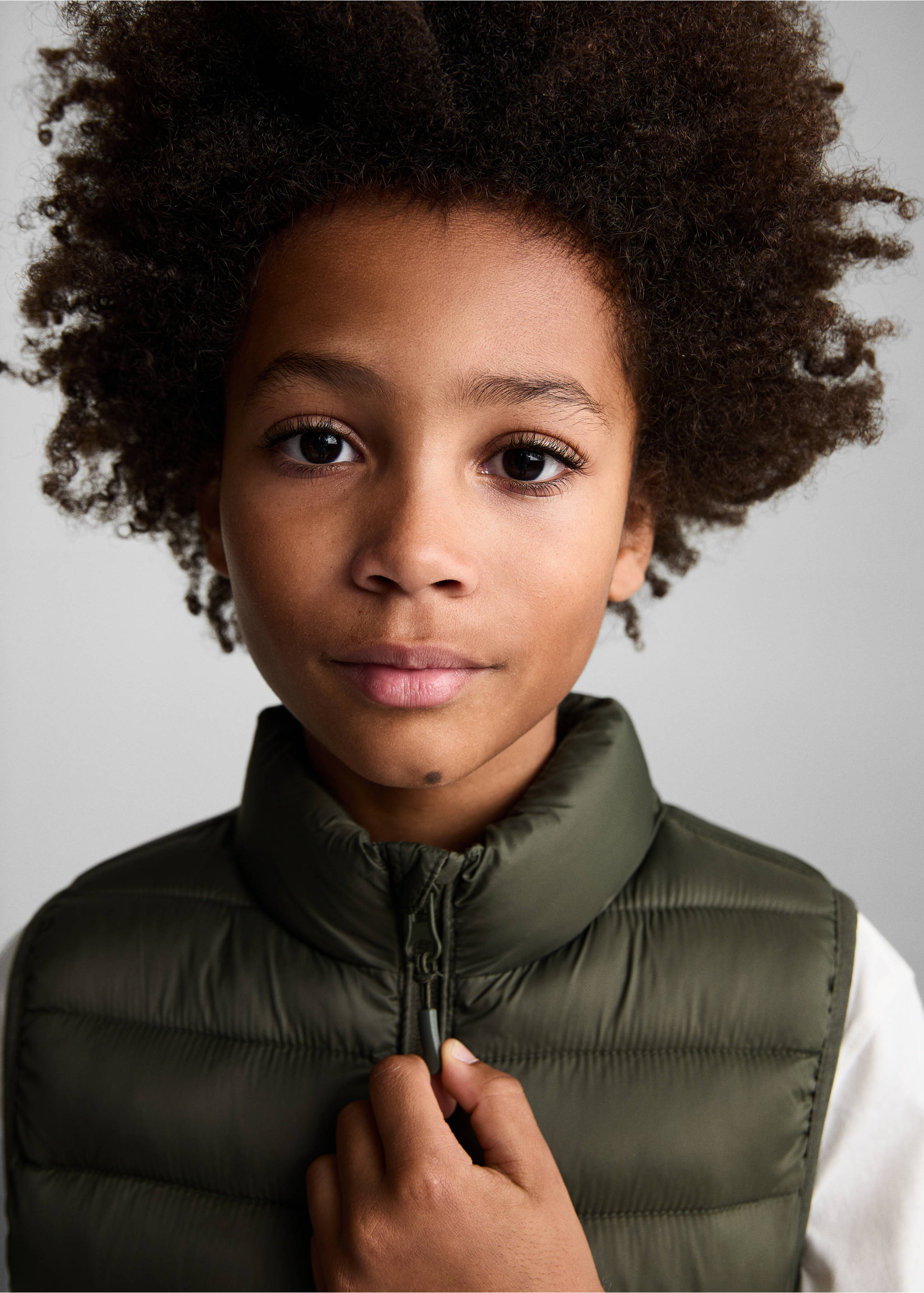 Quilted gilet - Details of the article 1, Khaki. Ref: 77013269-00.