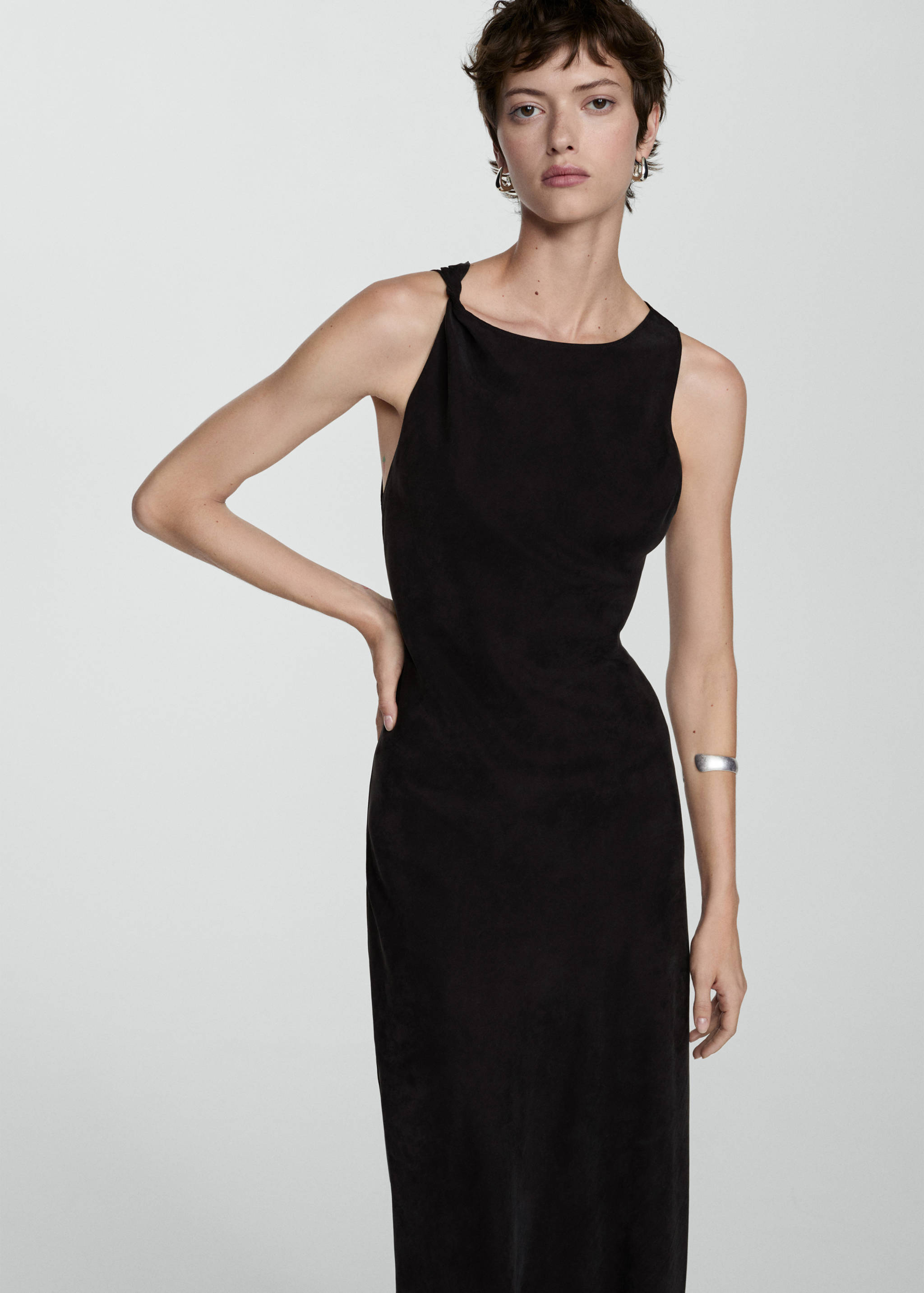 Robe cupro fente latérale - Plan moyen