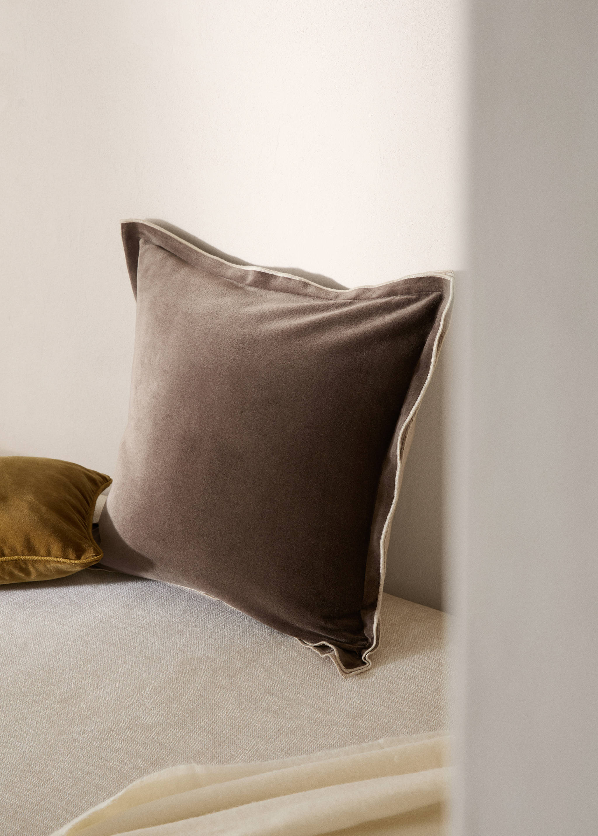 Velvet and linen cushion case - General plane