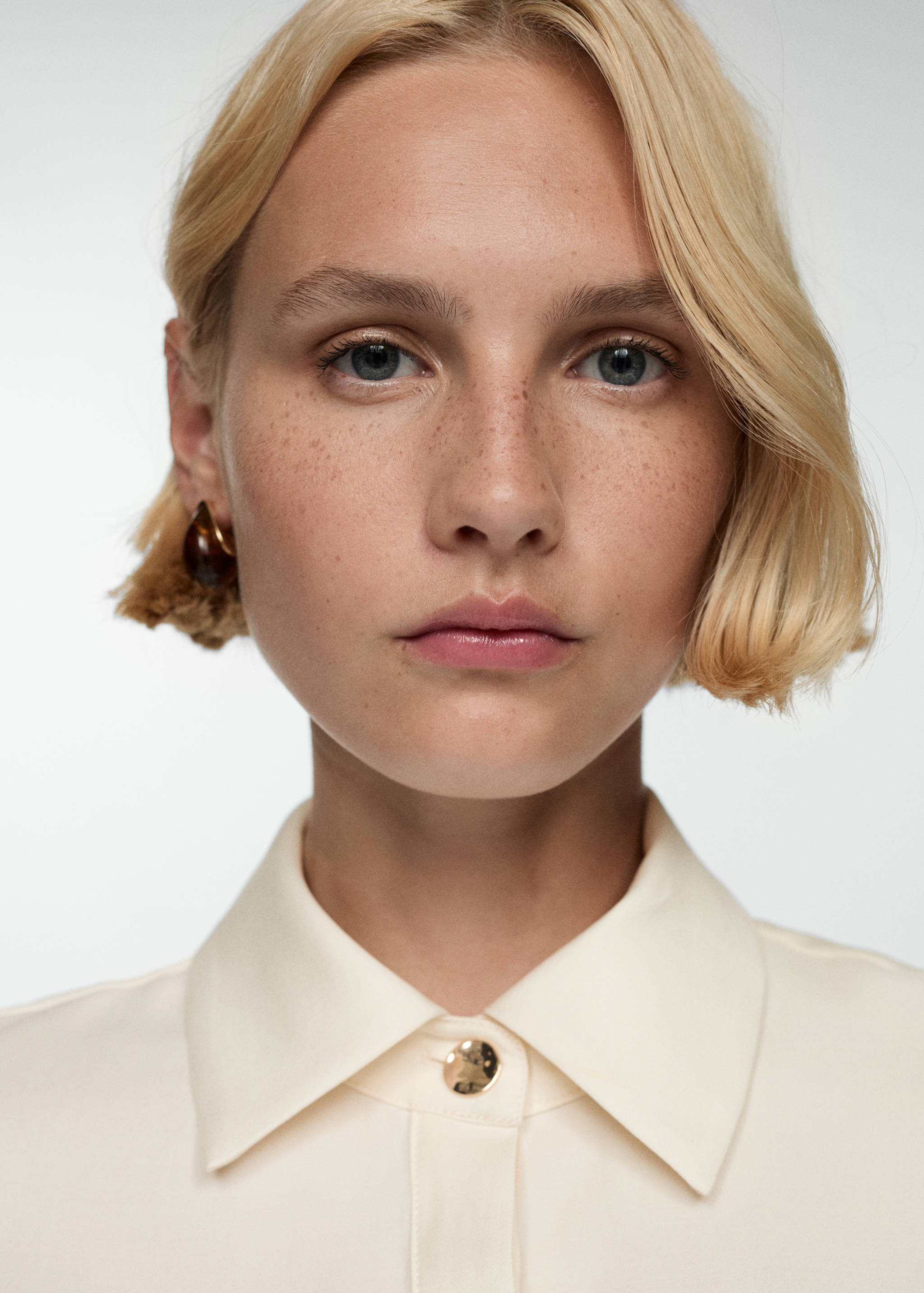 Short sleeve shirt with pockets - Details of the article 1