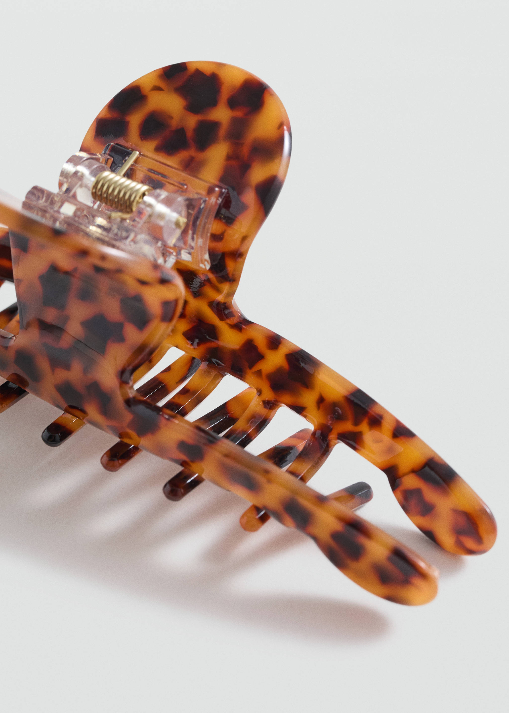 Pince à cheveux écaille - Plan moyen