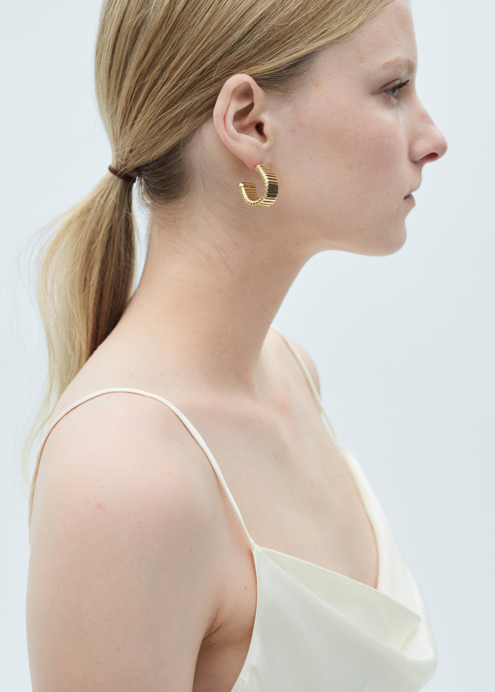 Textured hoop earrings - Details of the article 9