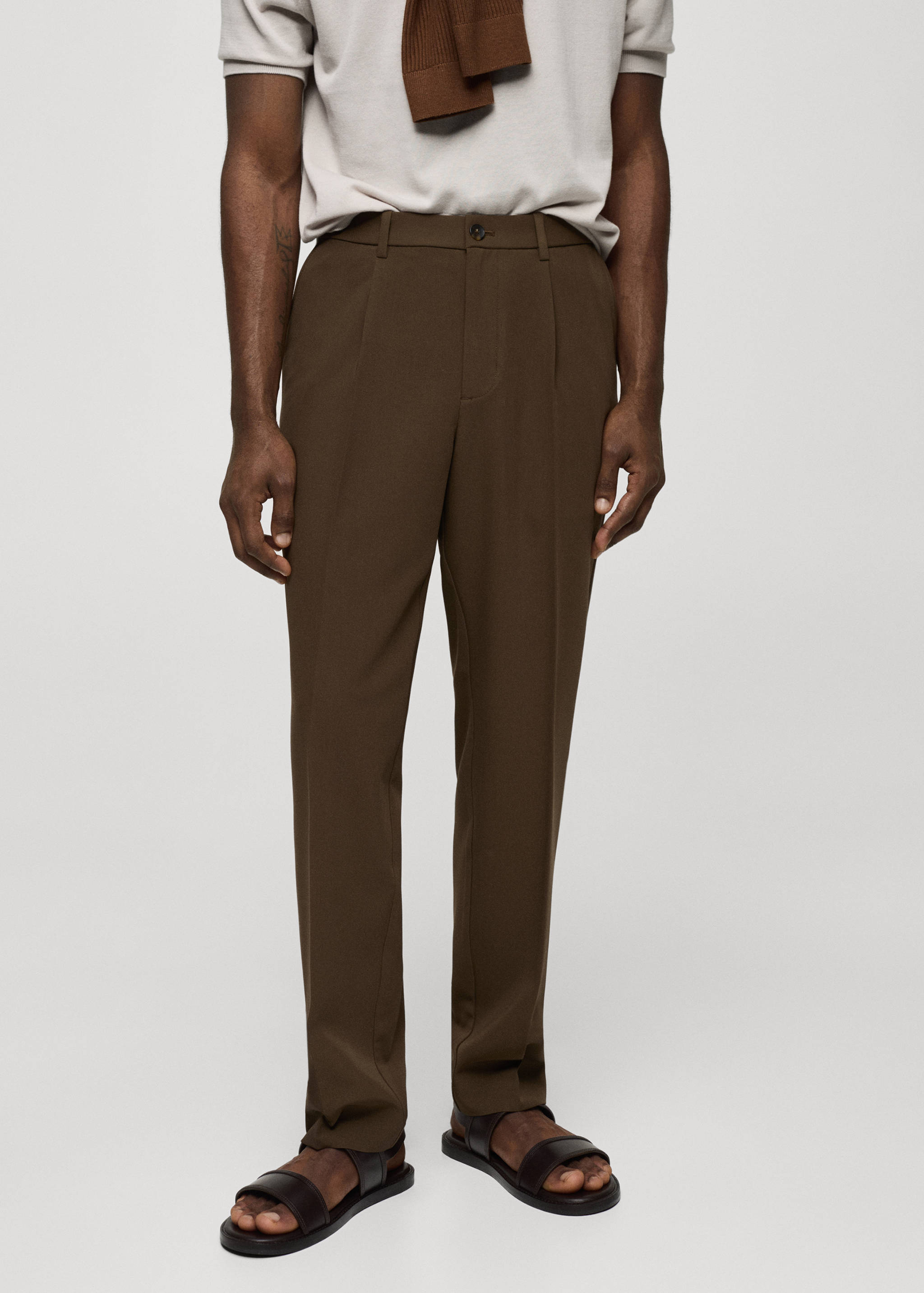 Pantalón regular fit fluido pinzas - Plano medio