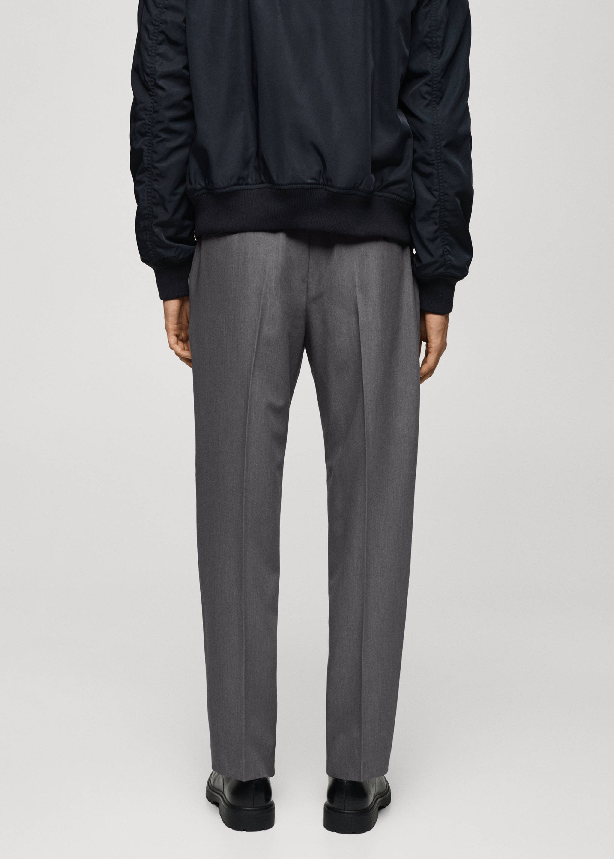 Pantalón regular fit fluido pinzas - Reverso del artículo