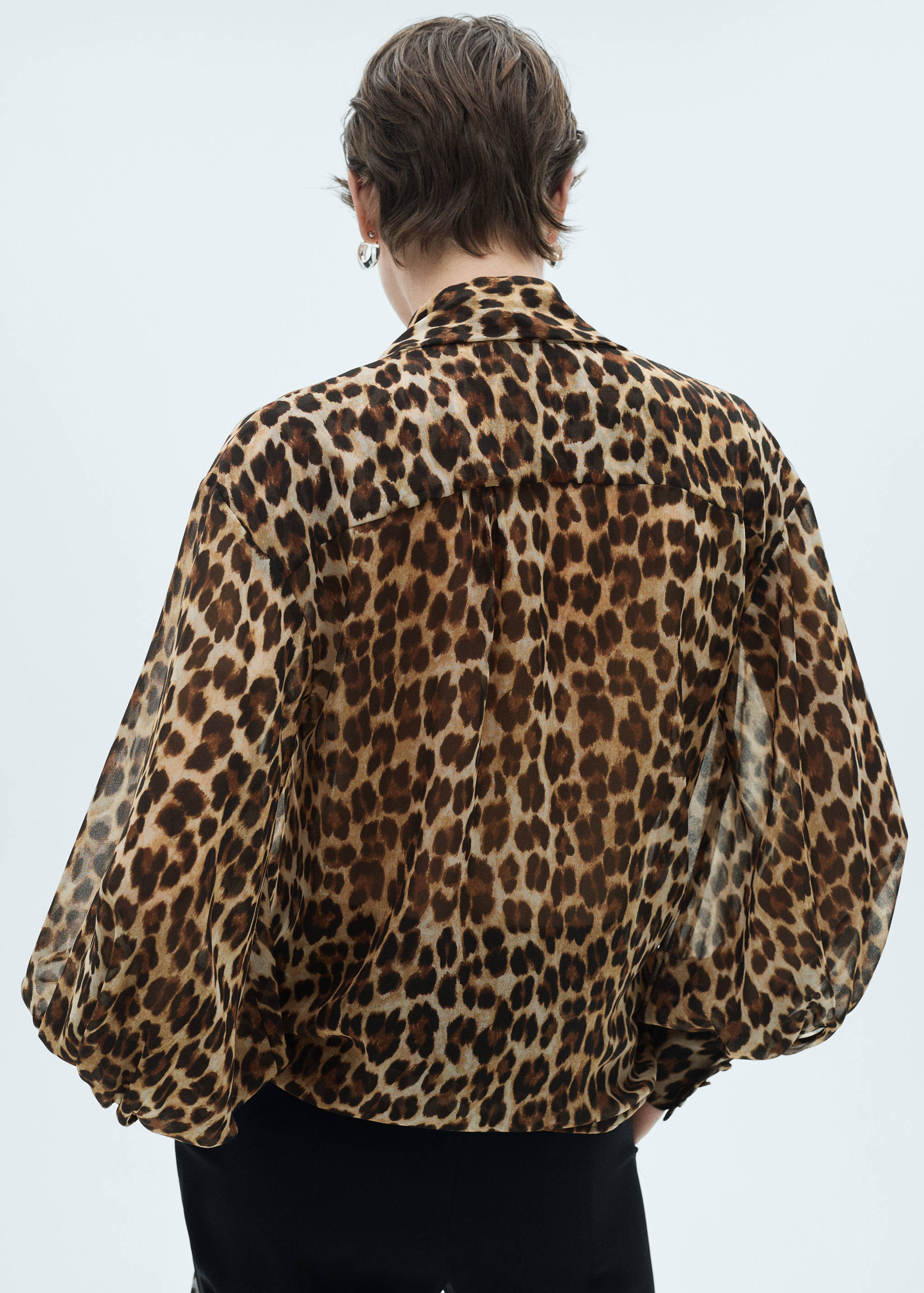 Leopard-print blouse with collar and bow - Reverse of the article