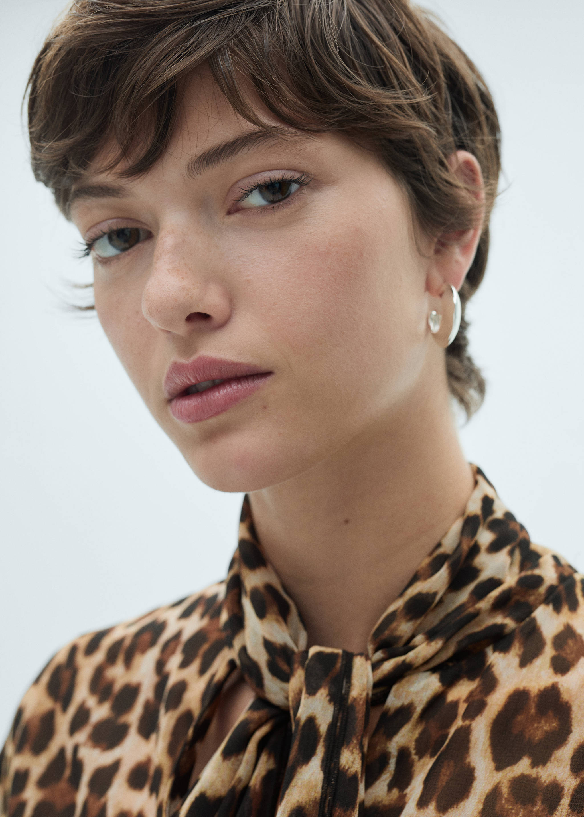 Leopard-print blouse with collar and bow - Details of the article 1