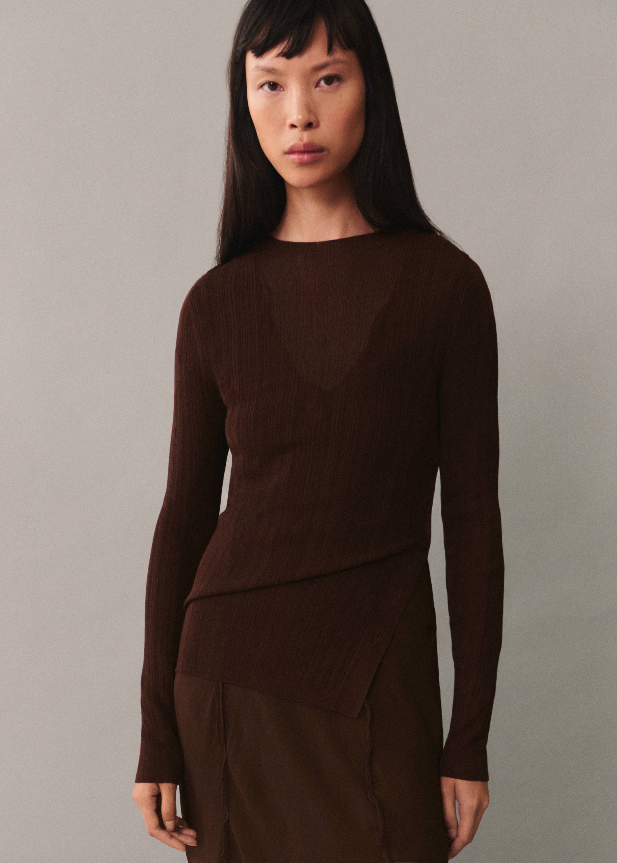 Camiseta semitransparente detalle botones - Plano medio