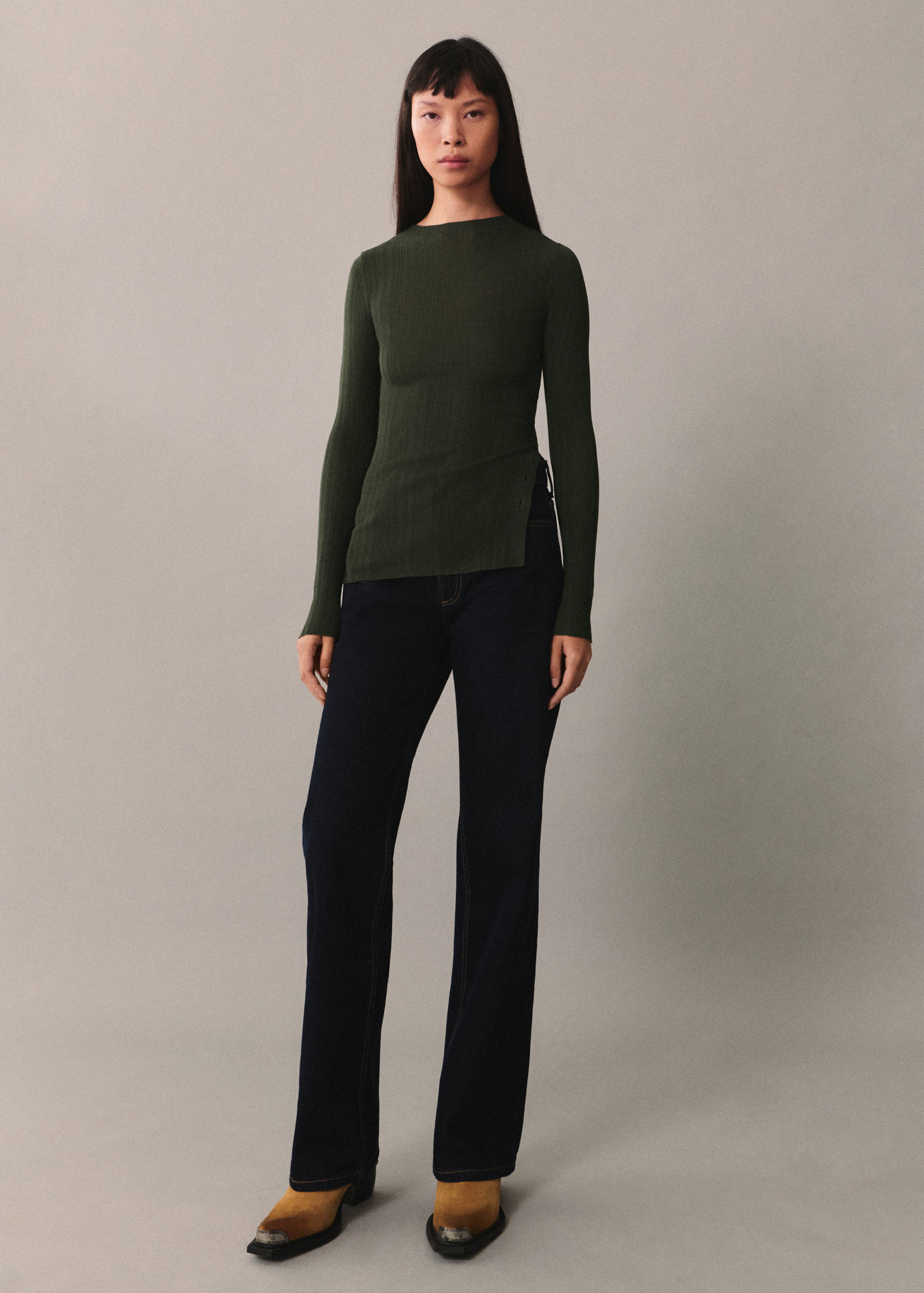 Halvgjennomsiktig t-skjorte med knappedetaljer - Total bildeutsnitt