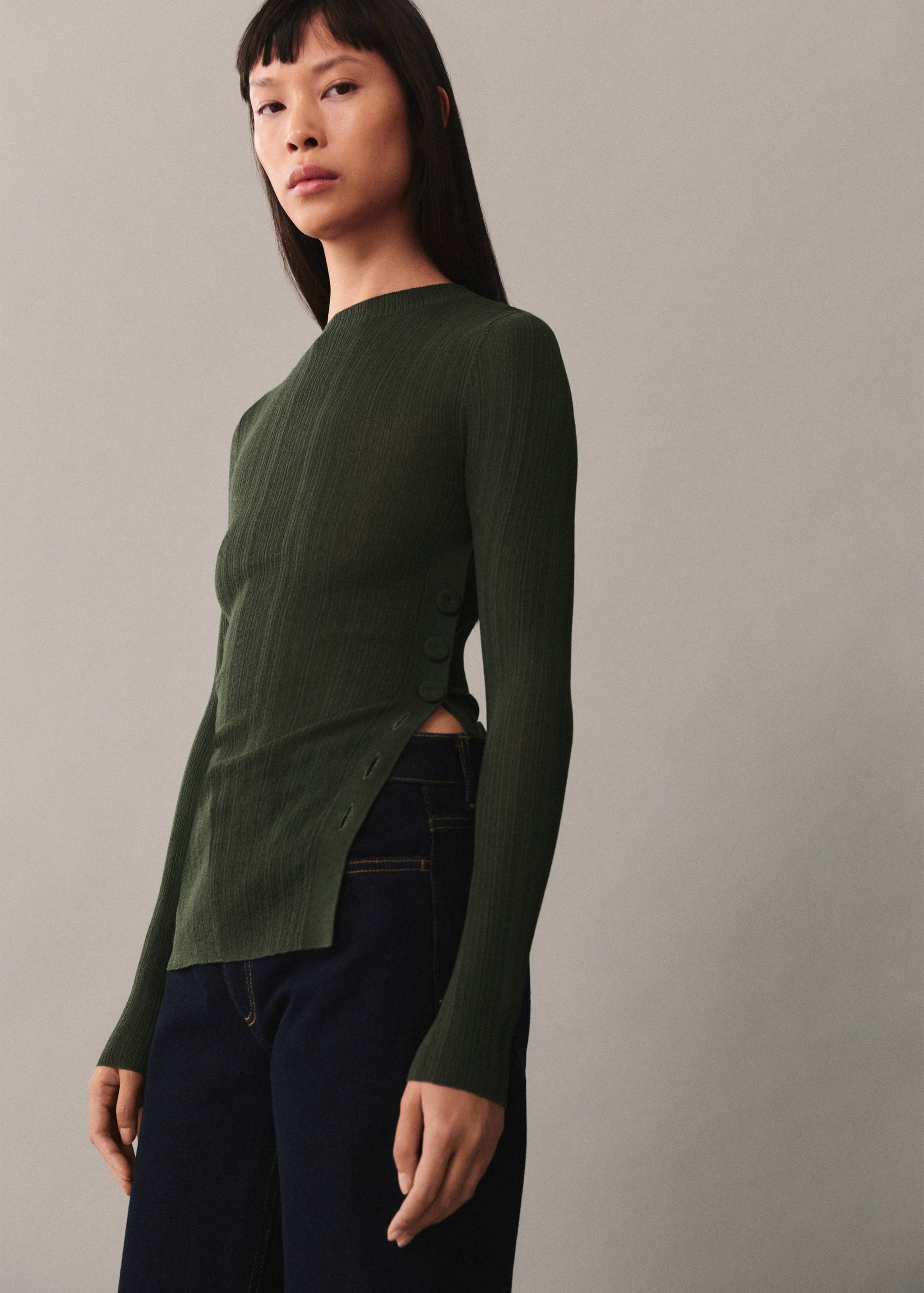 Halvgjennomsiktig t-skjorte med knappedetaljer - Halvtotal bildeutsnitt