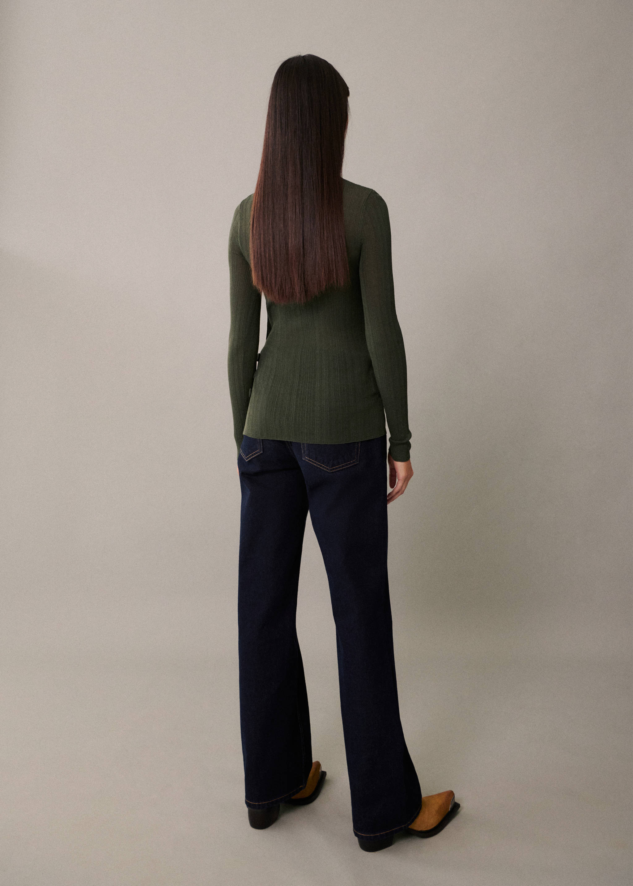 Halvgjennomsiktig t-skjorte med knappedetaljer - Baksiden av artikkelen