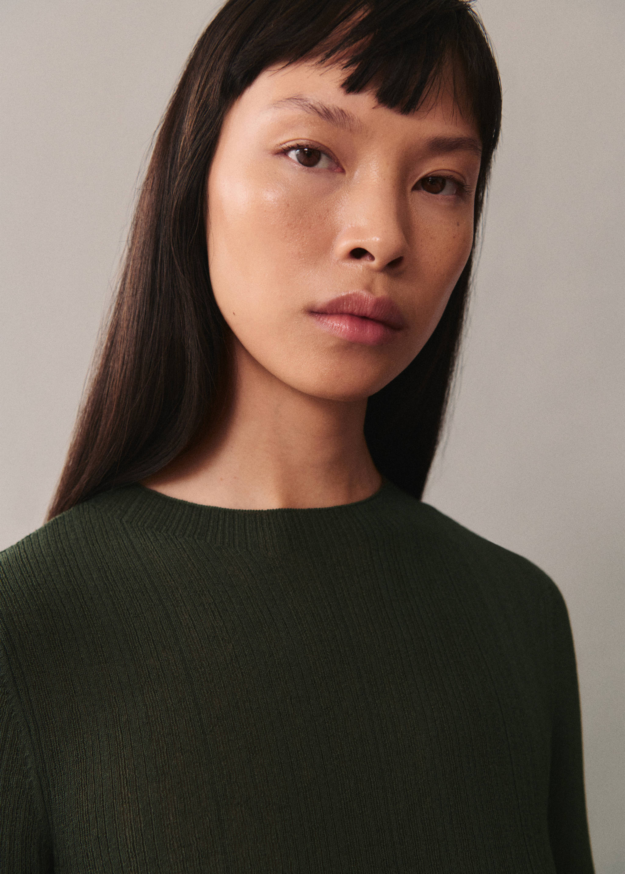 Halvgjennomsiktig t-skjorte med knappedetaljer - Artikkeldetalj 1