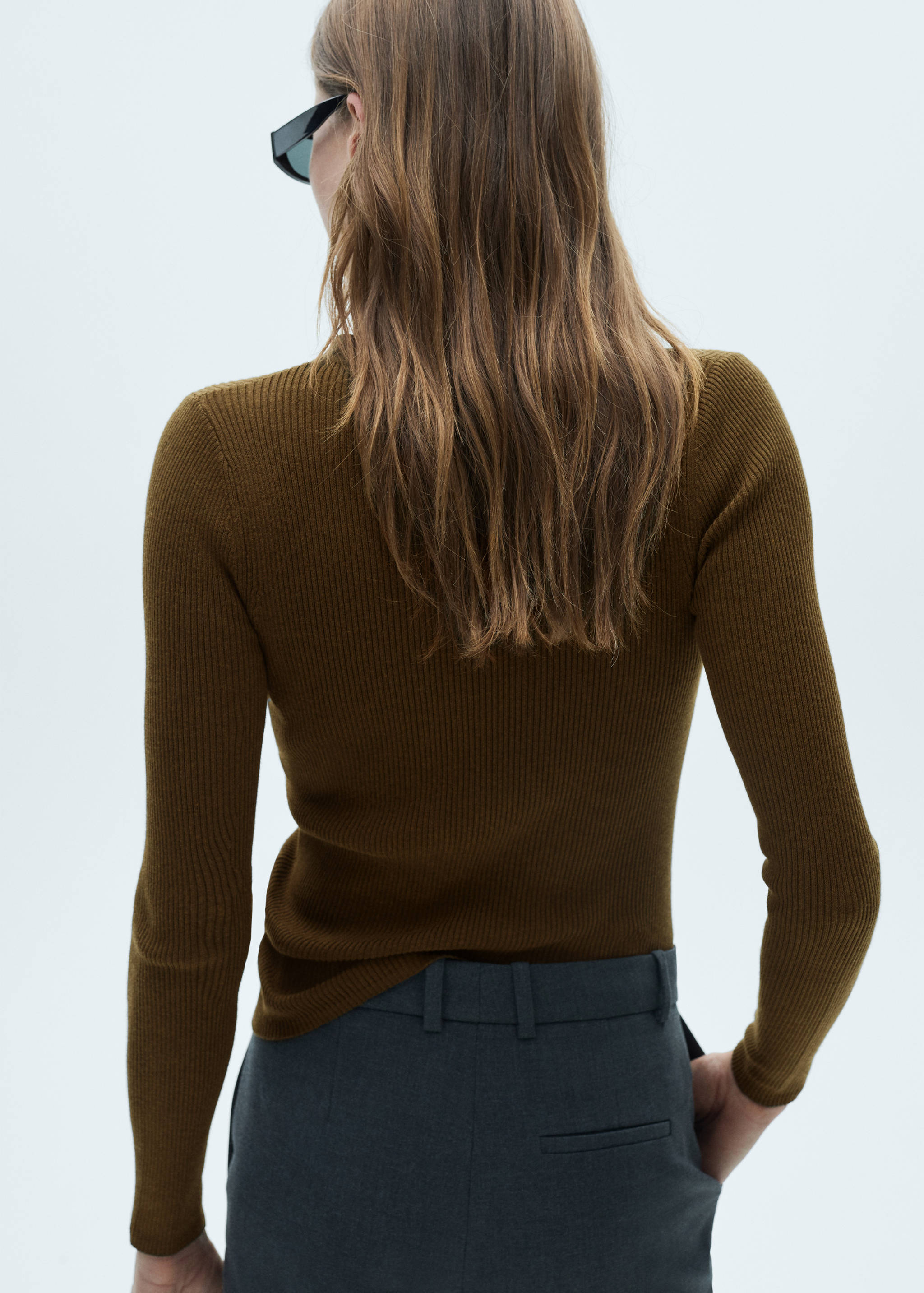 Ribbed sweater with buttons - Reverse of the article