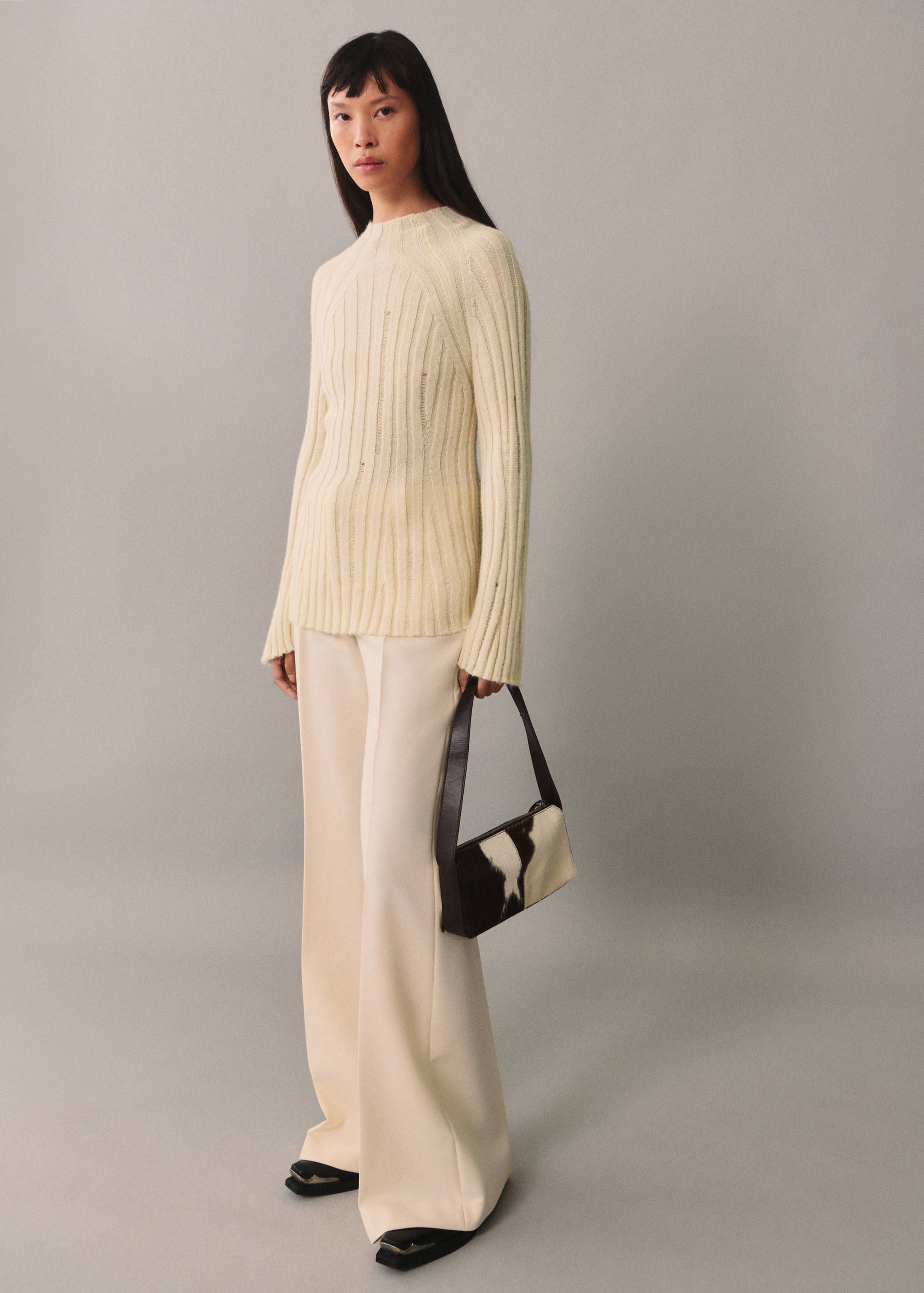 Ribbed knitted sweater - General plane