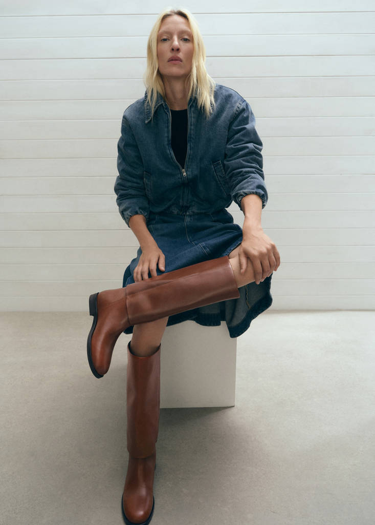 Leather boots with decorative buckle — Cognac