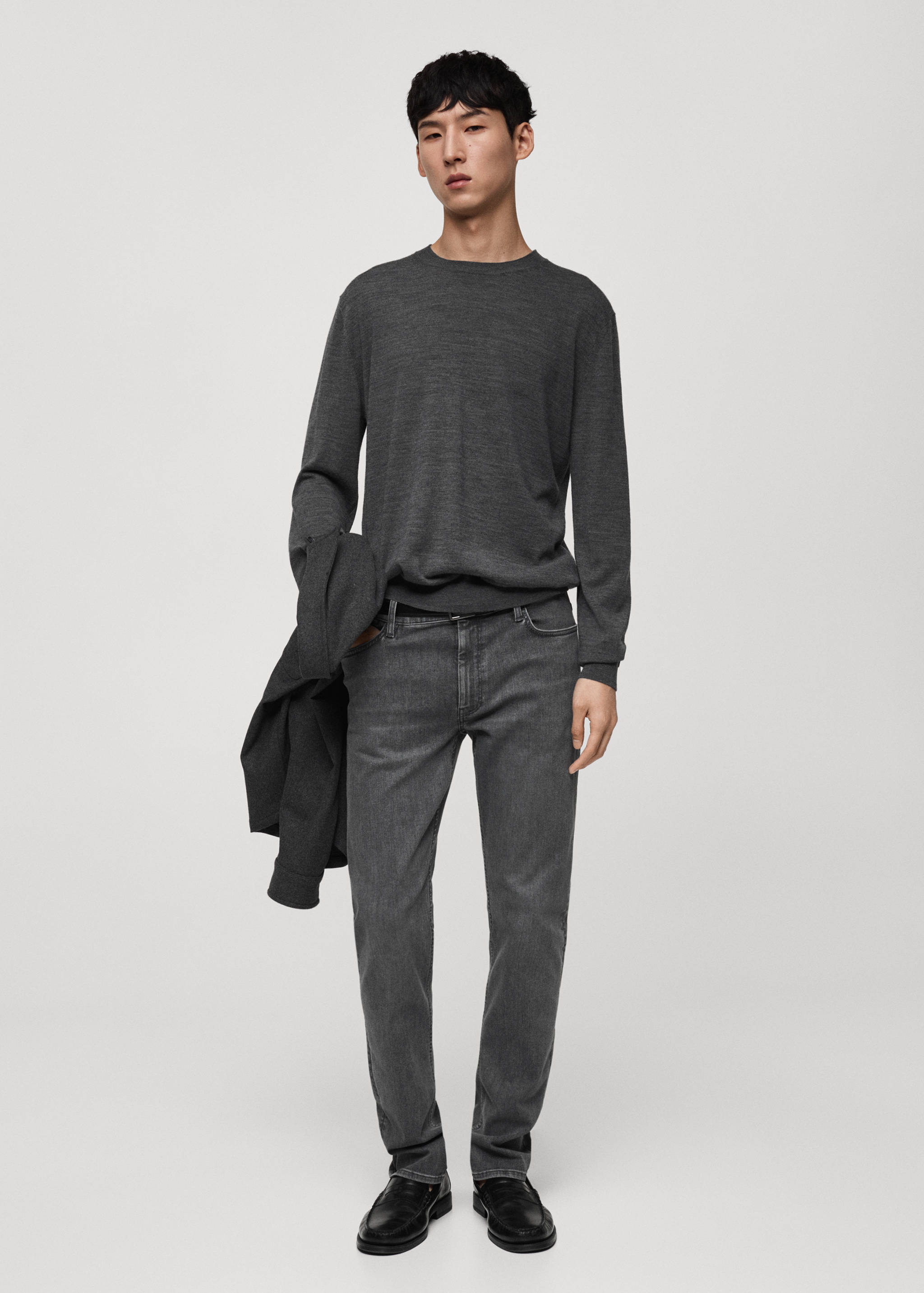 100% wool medium-knit sweater - General plane