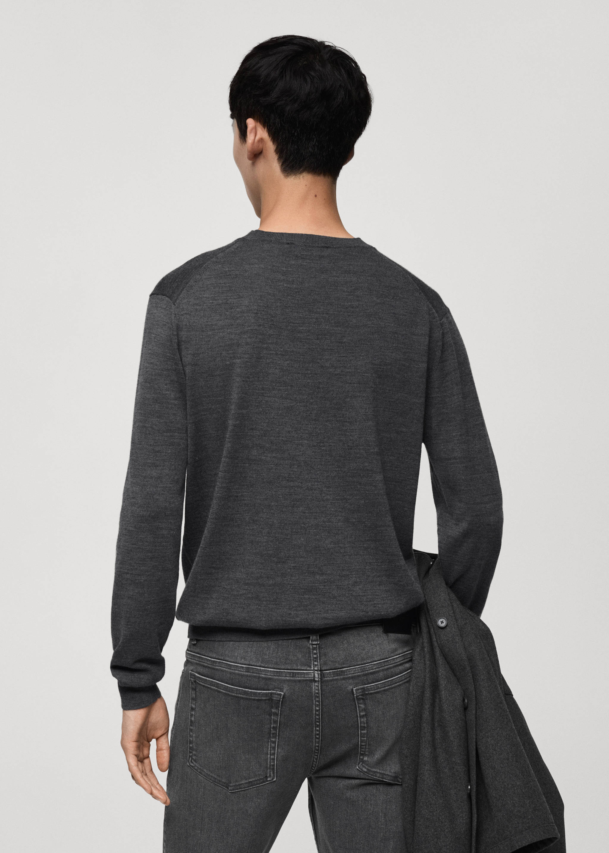 100% wool medium-knit sweater - Reverse of the article