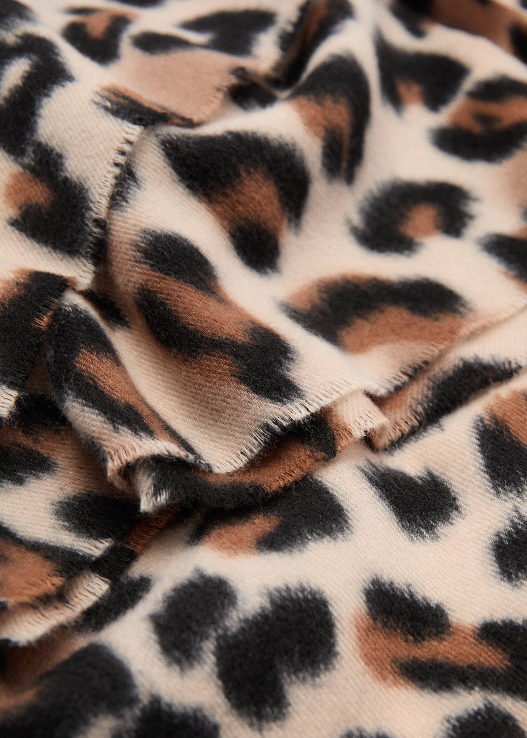 Écharpe imprimée léopard - Plan moyen