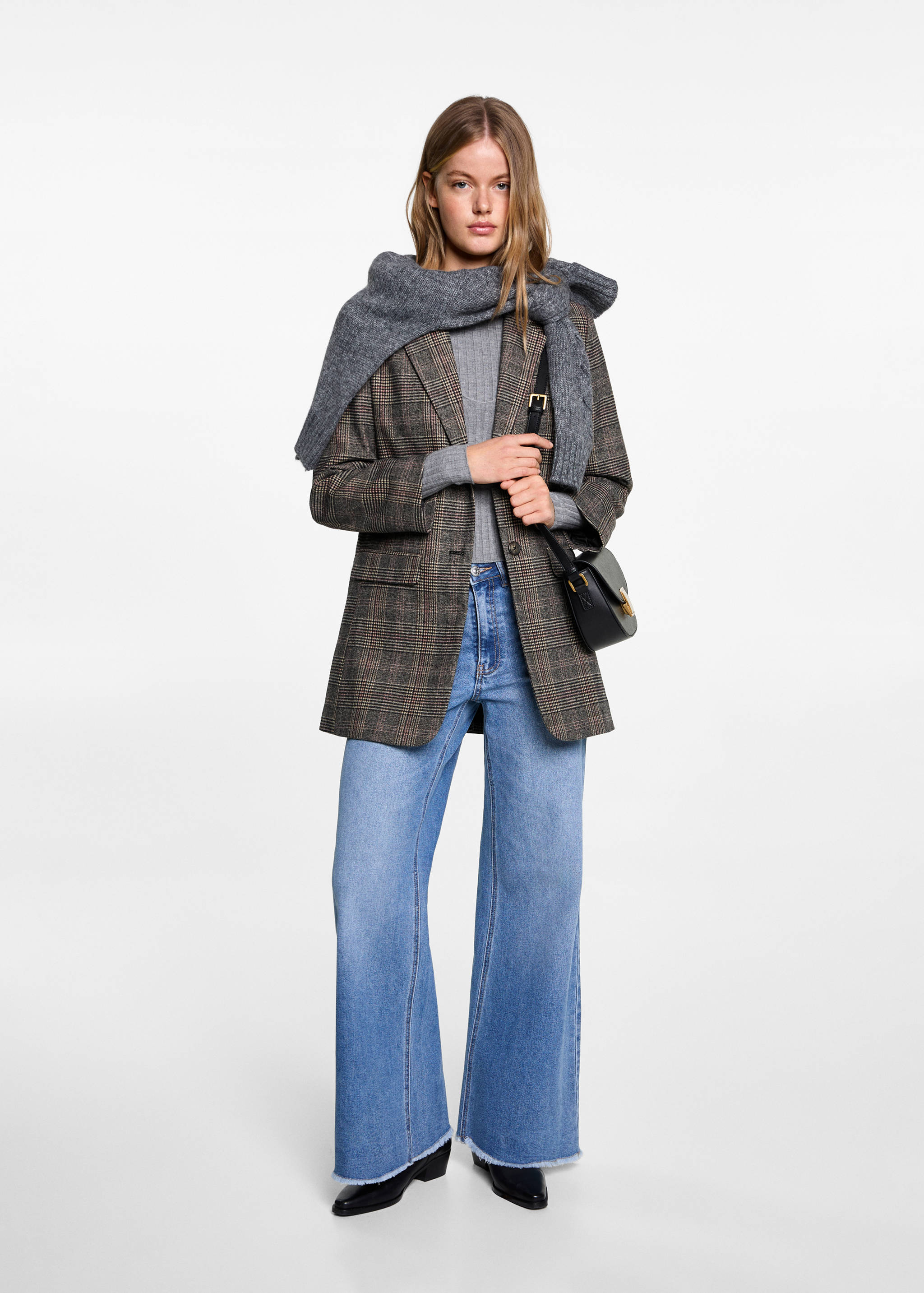 Клетчатое пальто с шерстью - Общий план