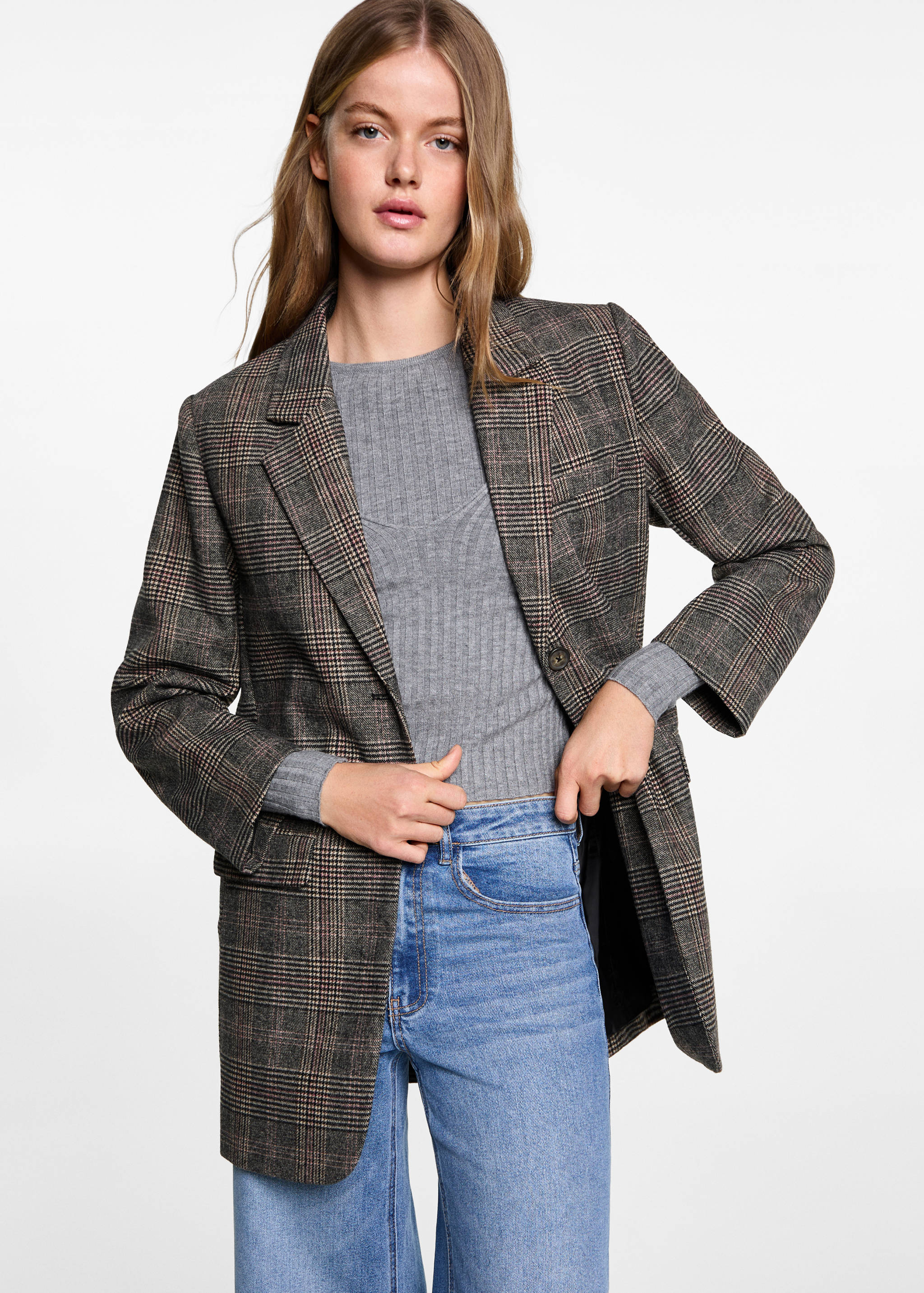 Клетчатое пальто с шерстью - Средний план