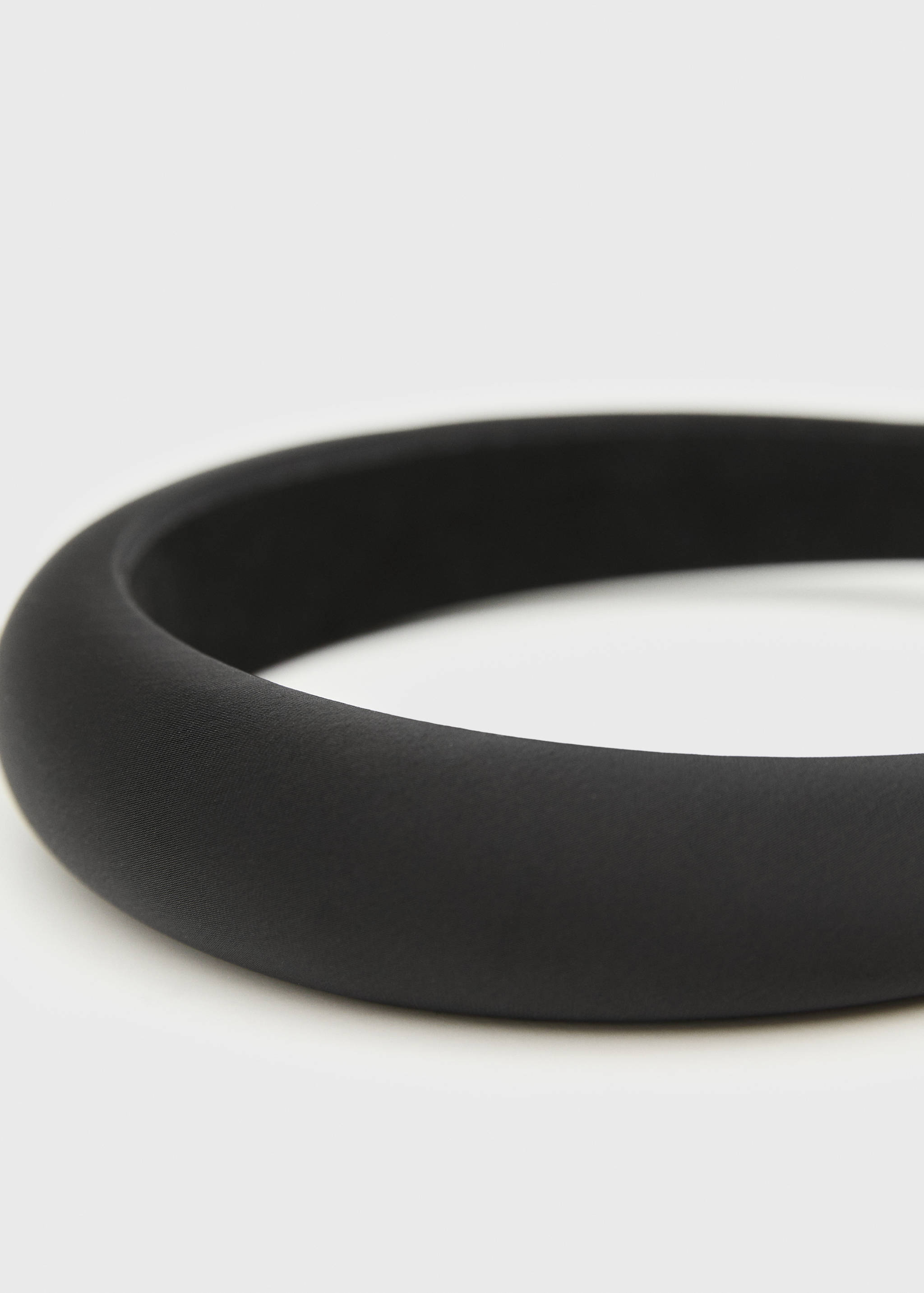 Diadema acolchada satinada - Plano medio