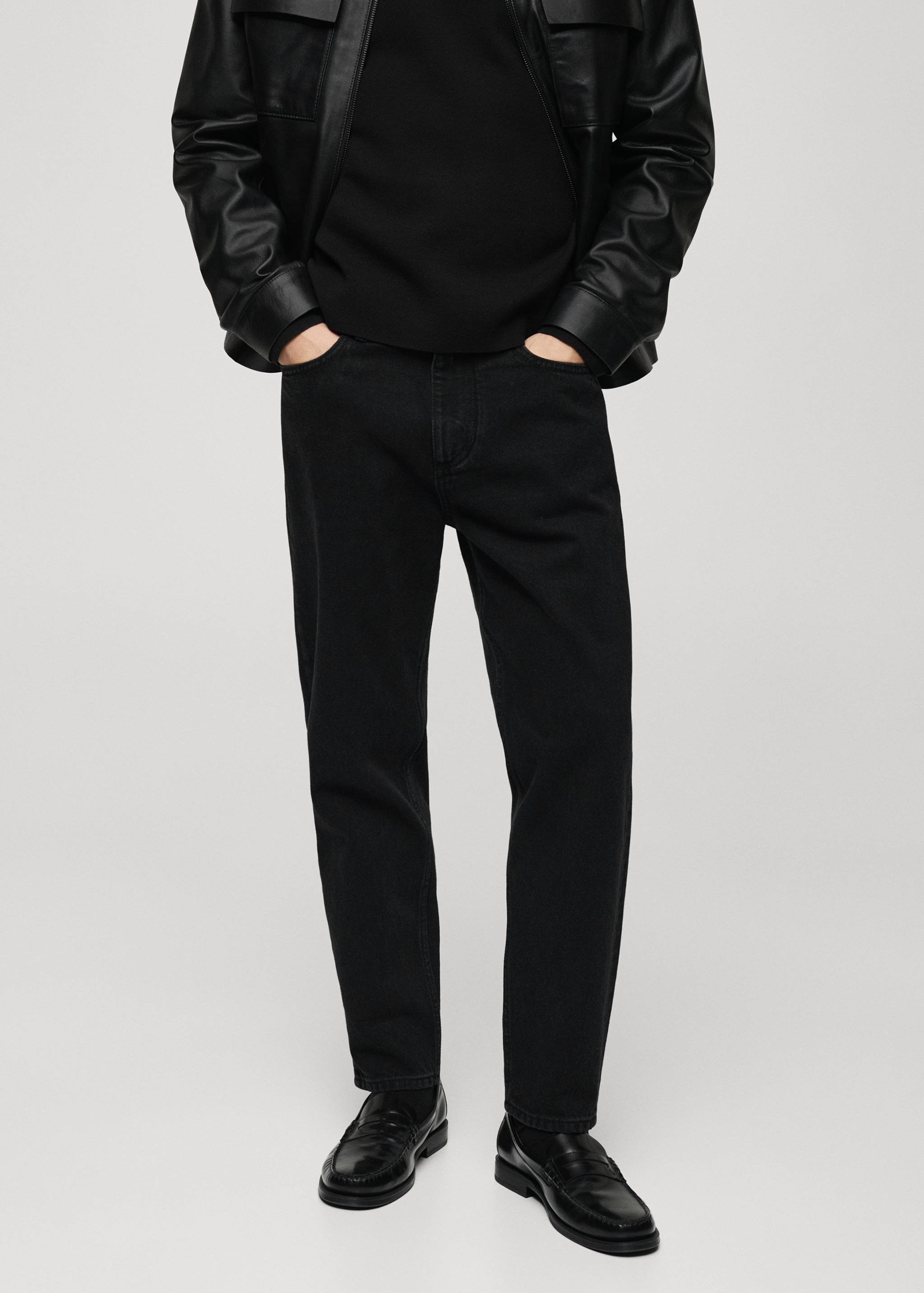 Jeans tapered-fit negros - Plano medio