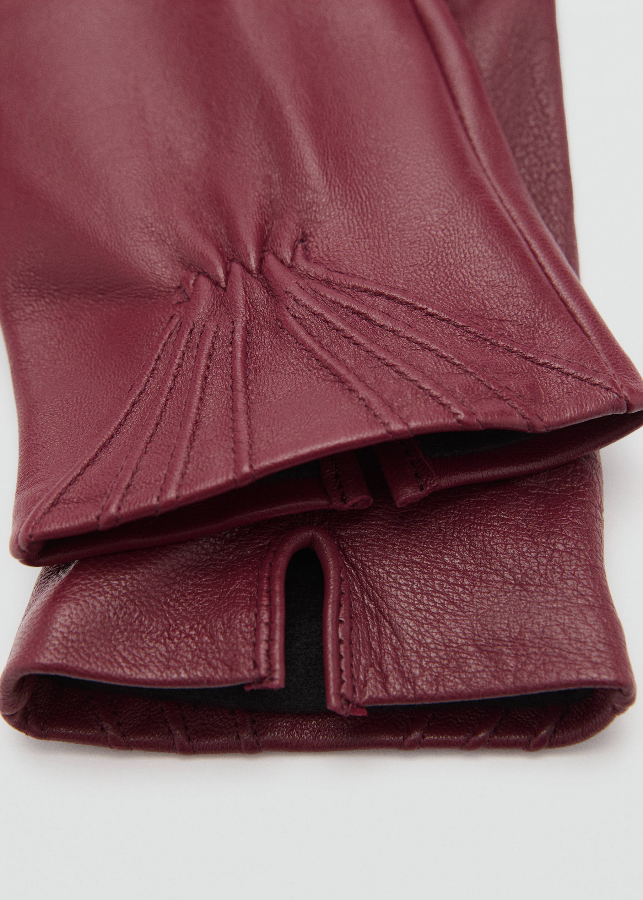 Gants cuir détail froncé - Plan moyen
