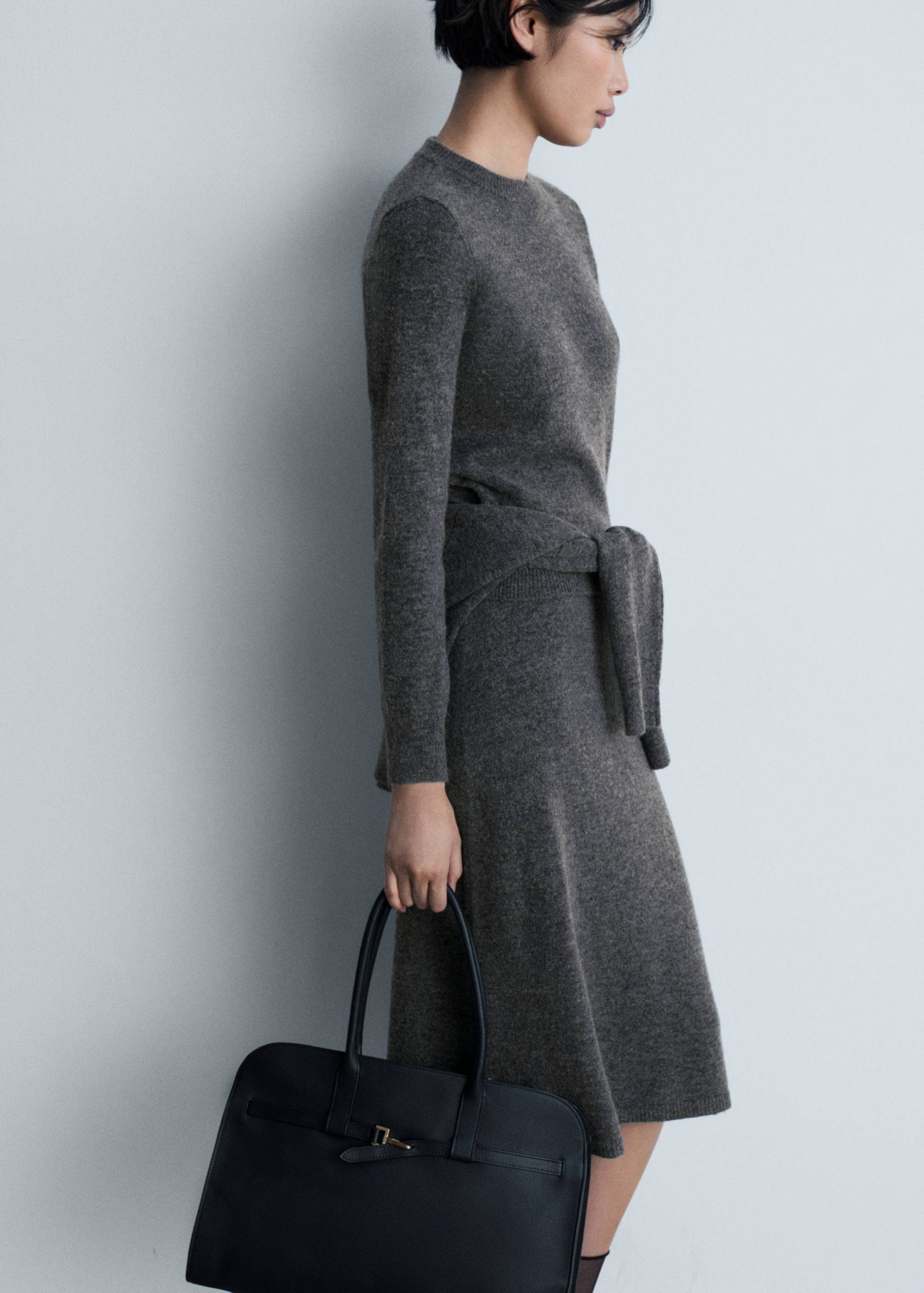 Round-neck knitted sweater - Medium plane