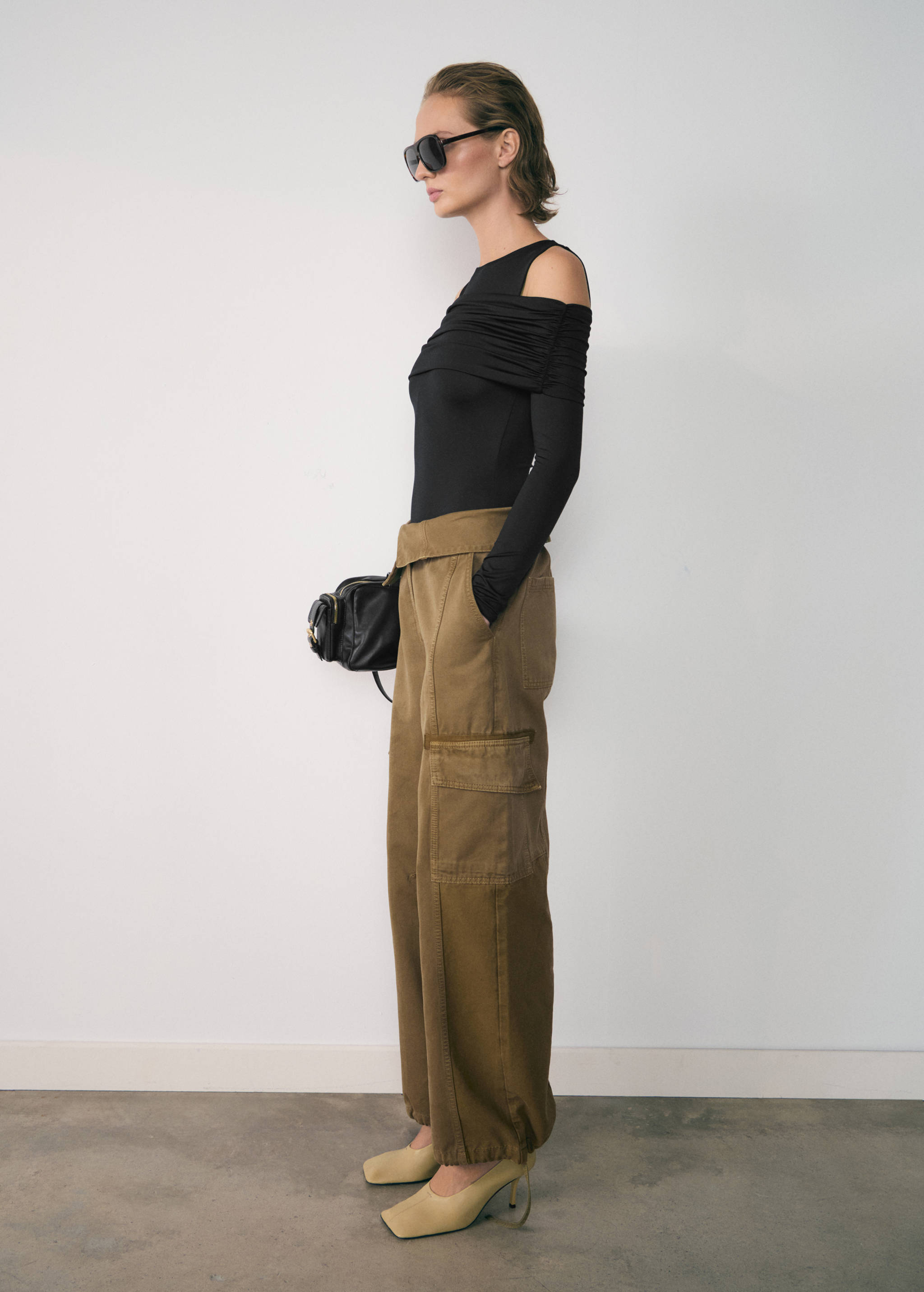 Jeans cargo cintura vuelta - Plano general