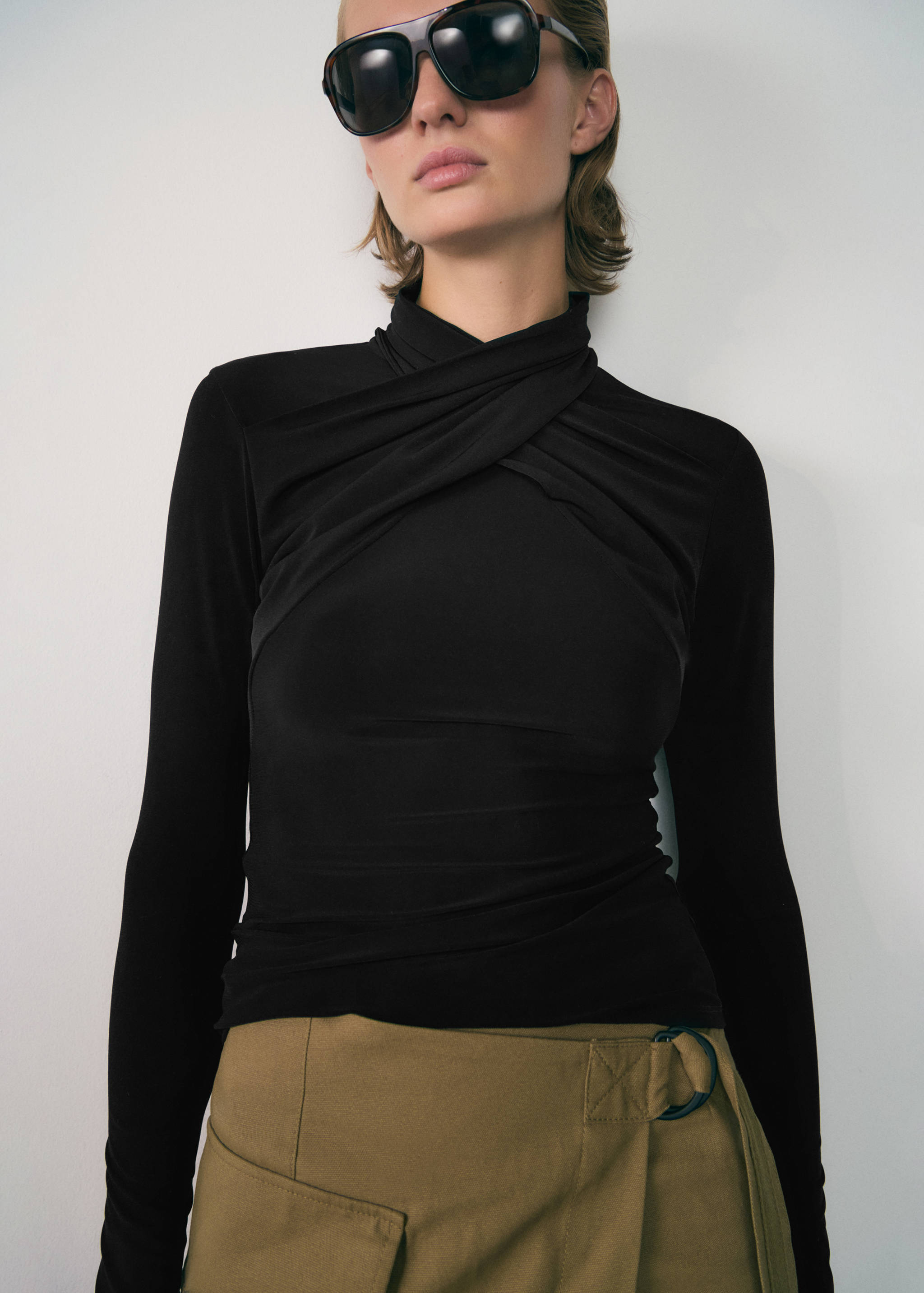 Camiseta cuello cruzado - Plano medio