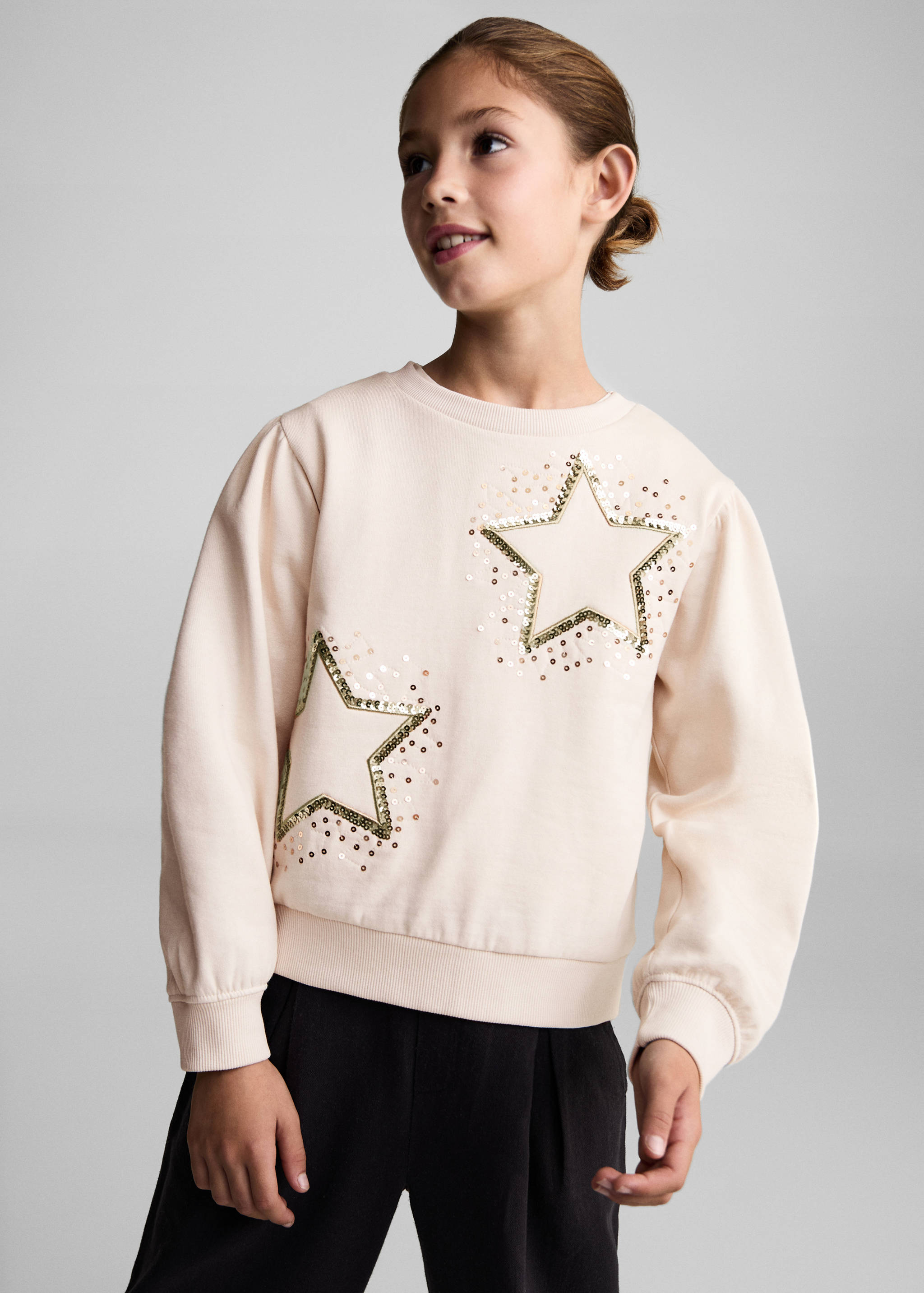 Sweatshirt com estrelas de lantejoulas - Plano médio