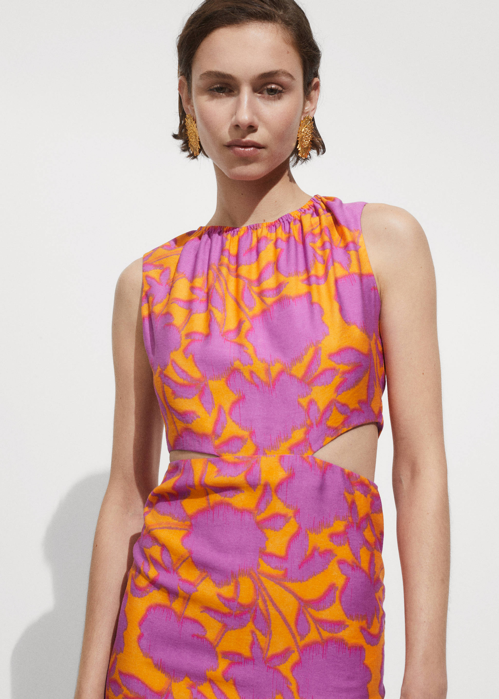 Robe imprimée ouvertures - Plan moyen