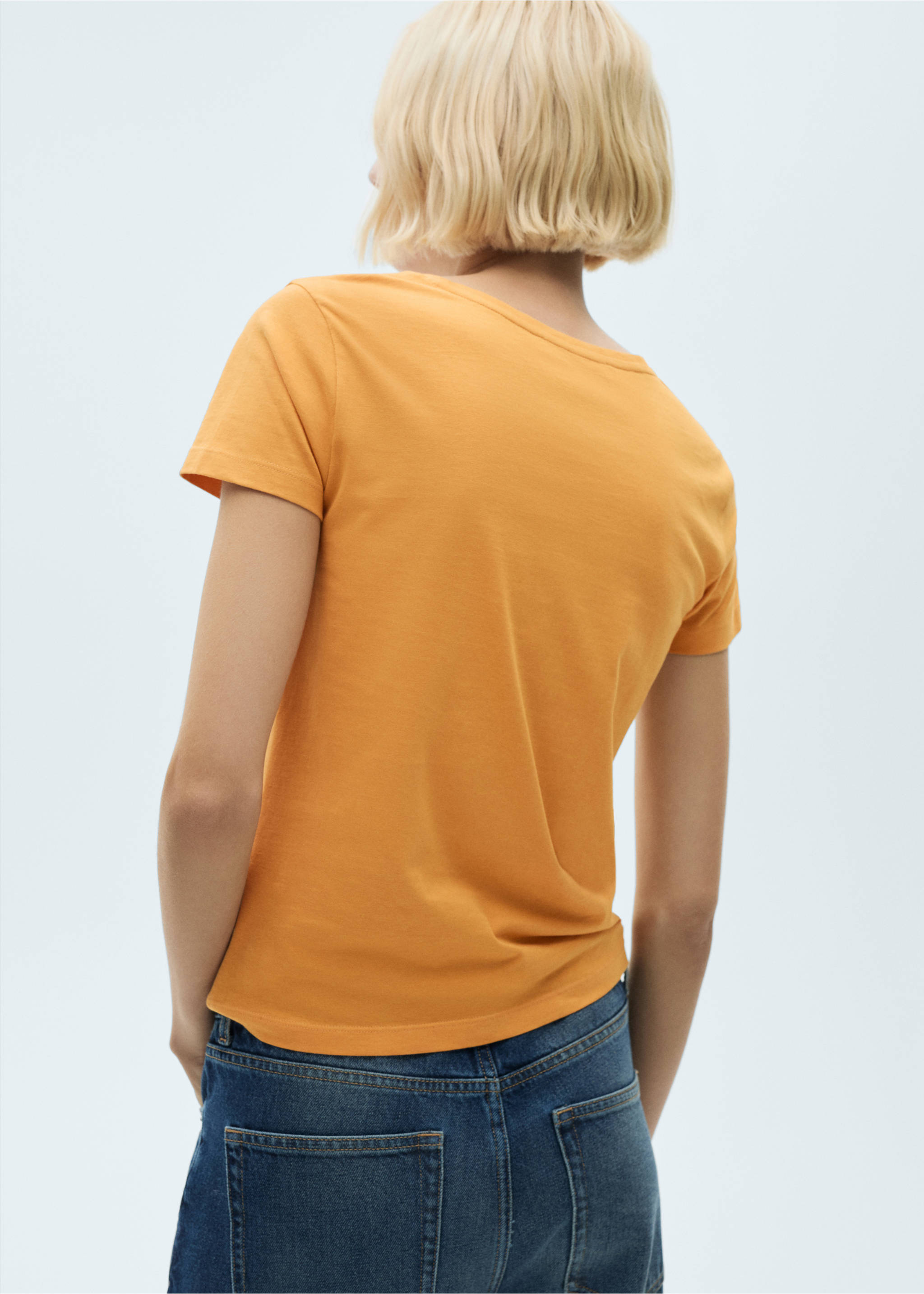 Orange short-sleeved t-shirt, back view., Mustard. Ref: 77020354-00.