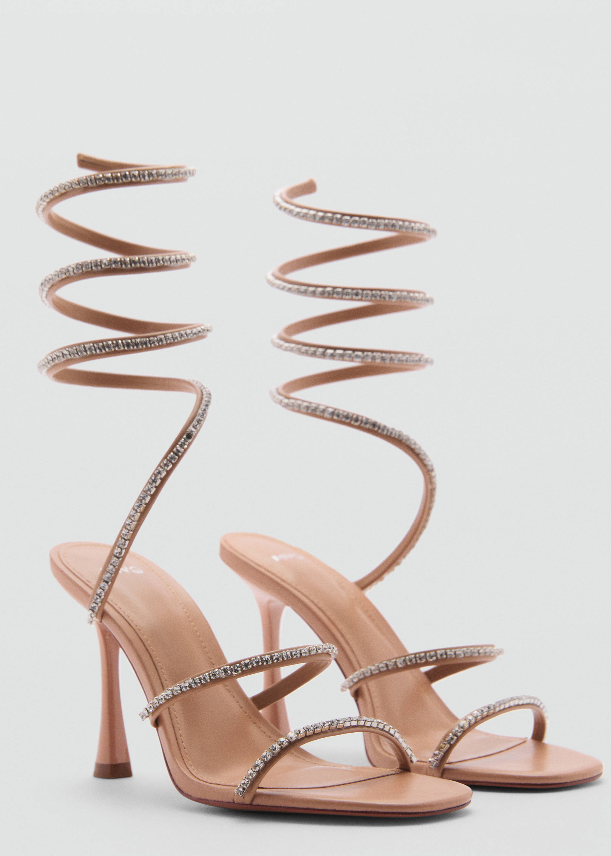 Sandalia tiras brillos - Plano medio