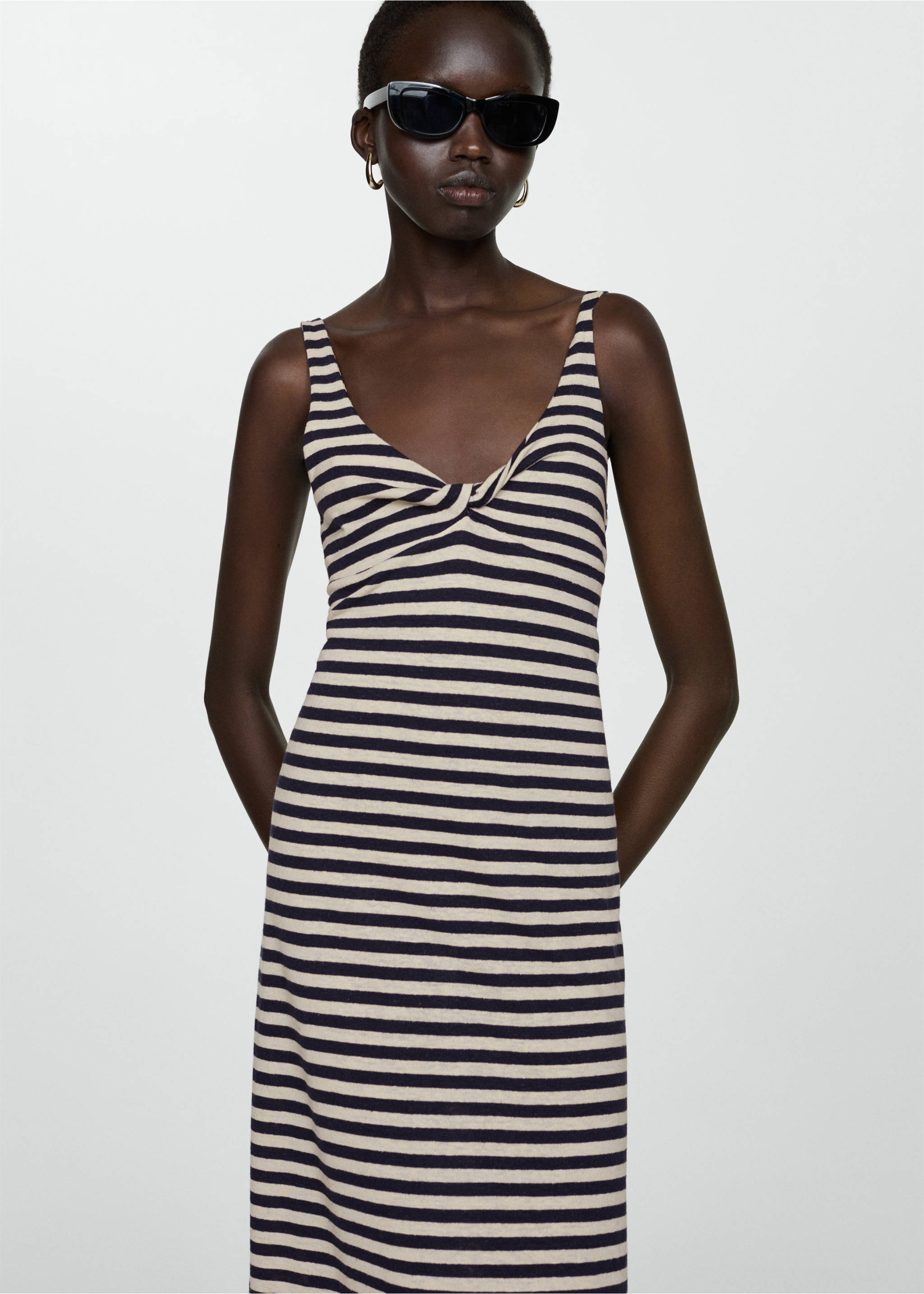 Robe lin détail nœud - Plan moyen, Bleu marine foncé. Ref: 77020371-00.