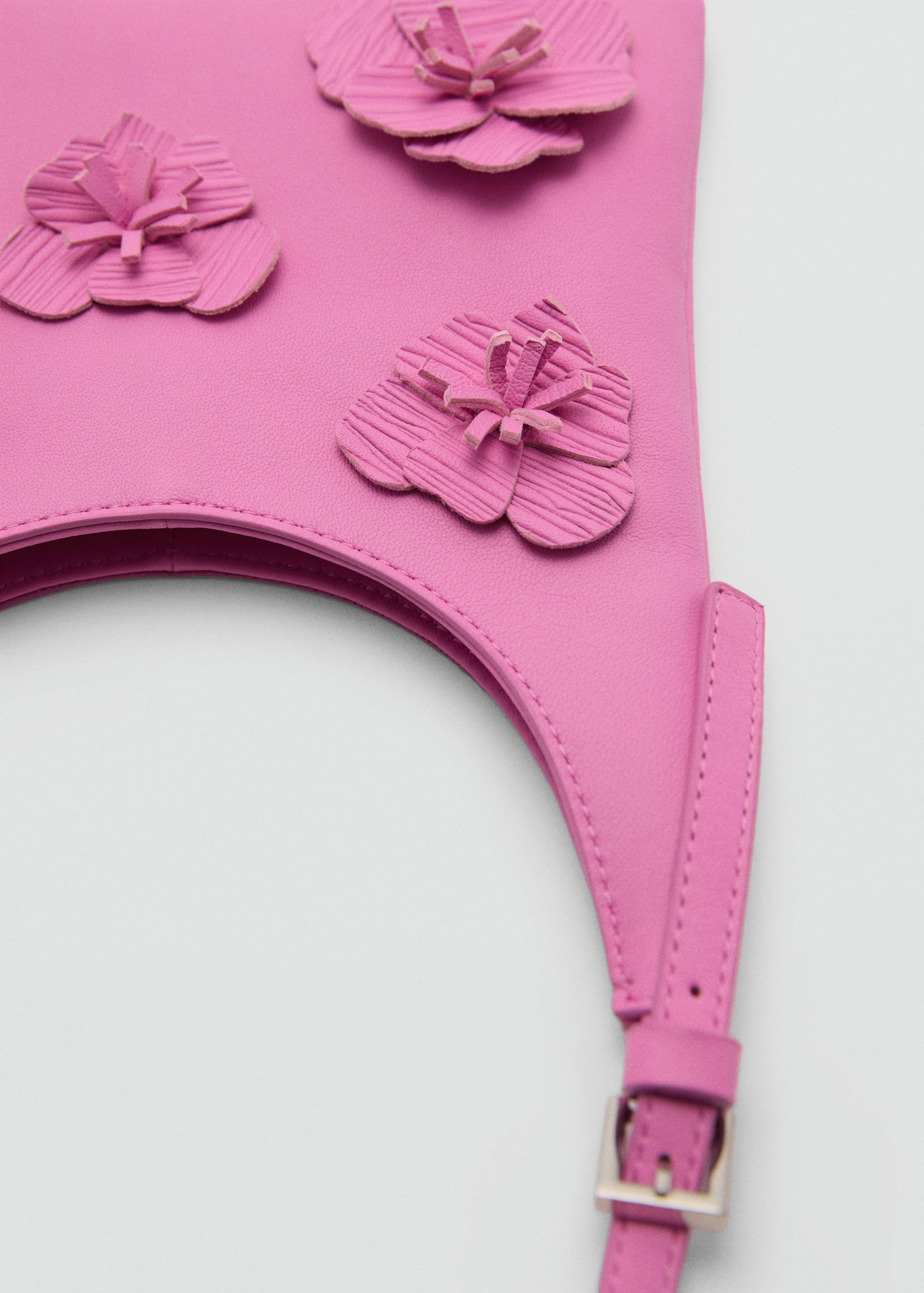 Leather shoulder bag with flowers - Details of the article 1