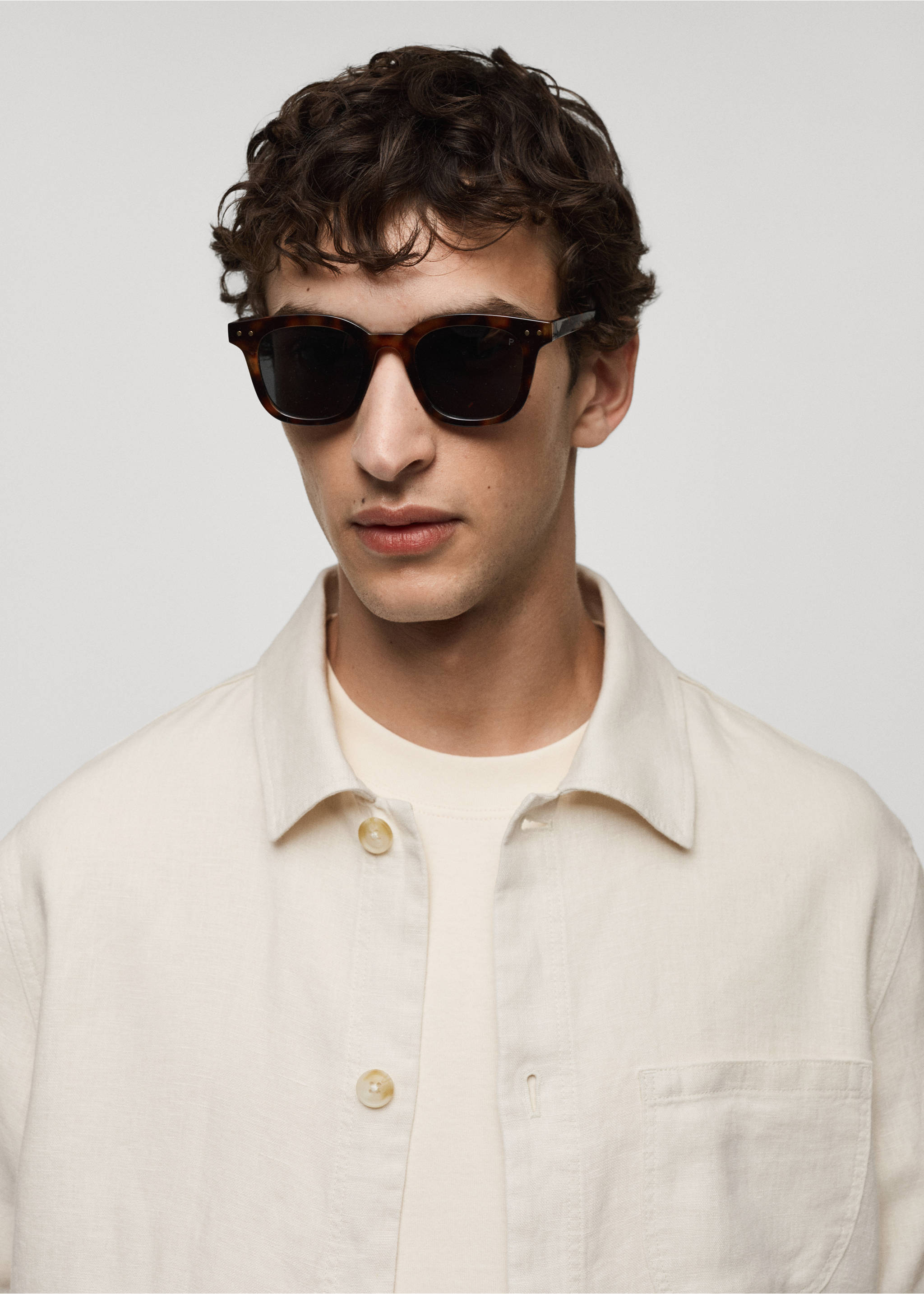 100% linen overshirt with pockets - Details of the article 1, White. Ref: 77020567-00.