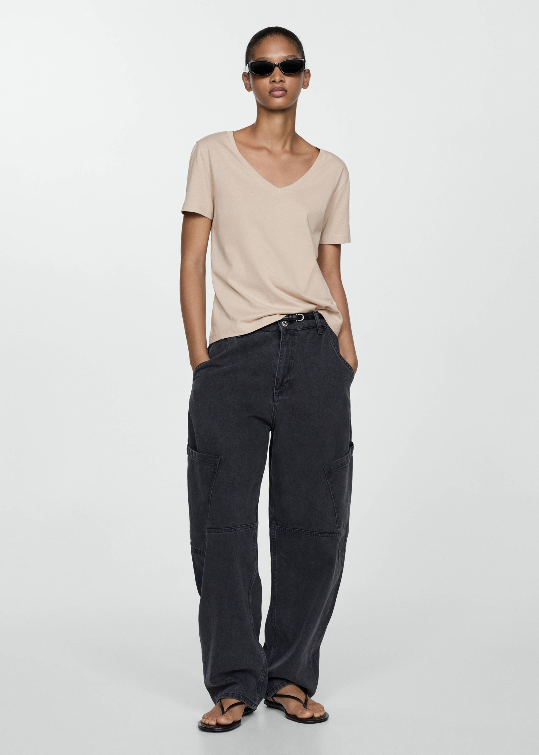 تي شيرت قطني بتصميم رقبة على شكل حرف V - رؤية عامة