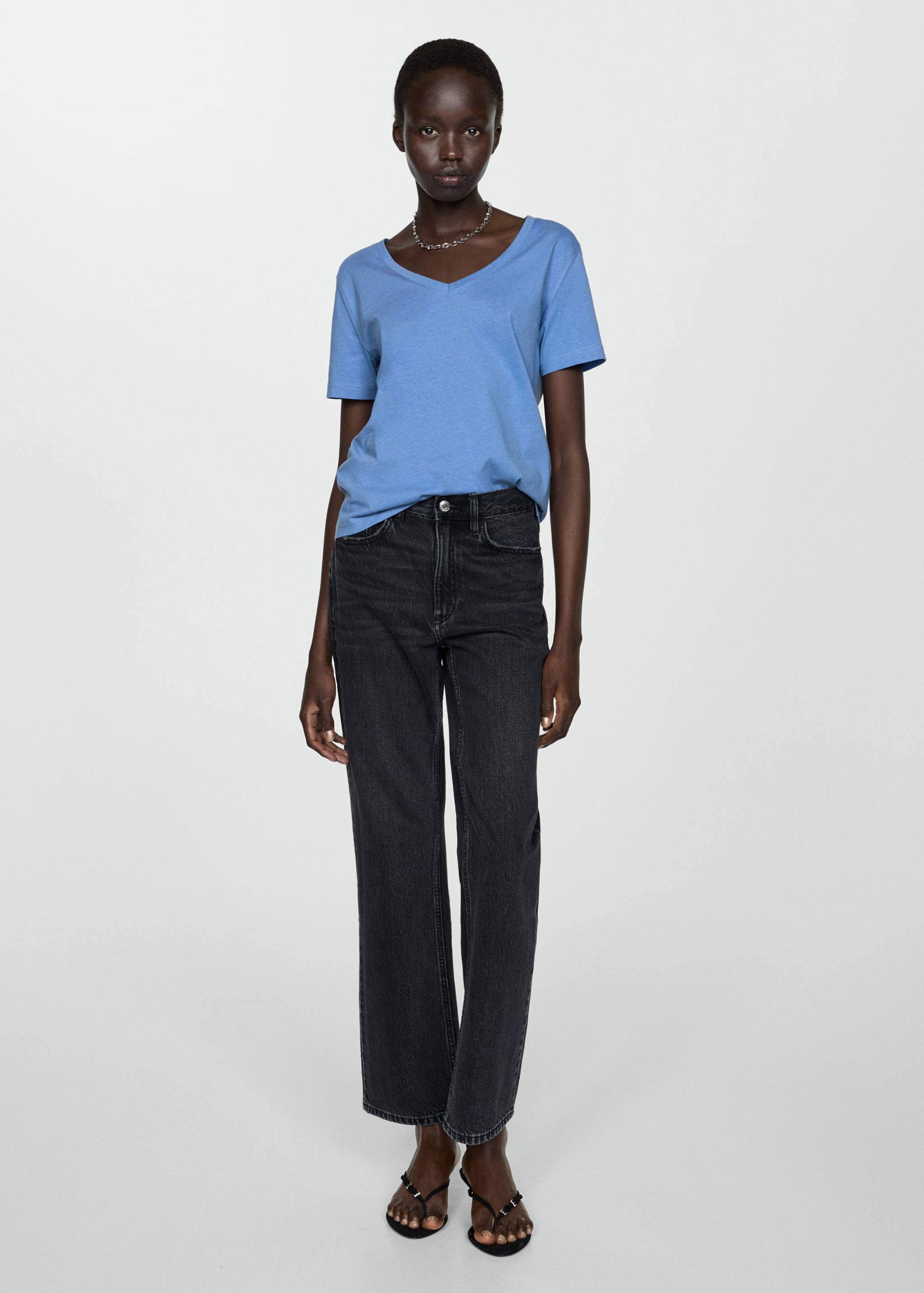 تي شيرت قطني بتصميم رقبة على شكل حرف V - رؤية عامة