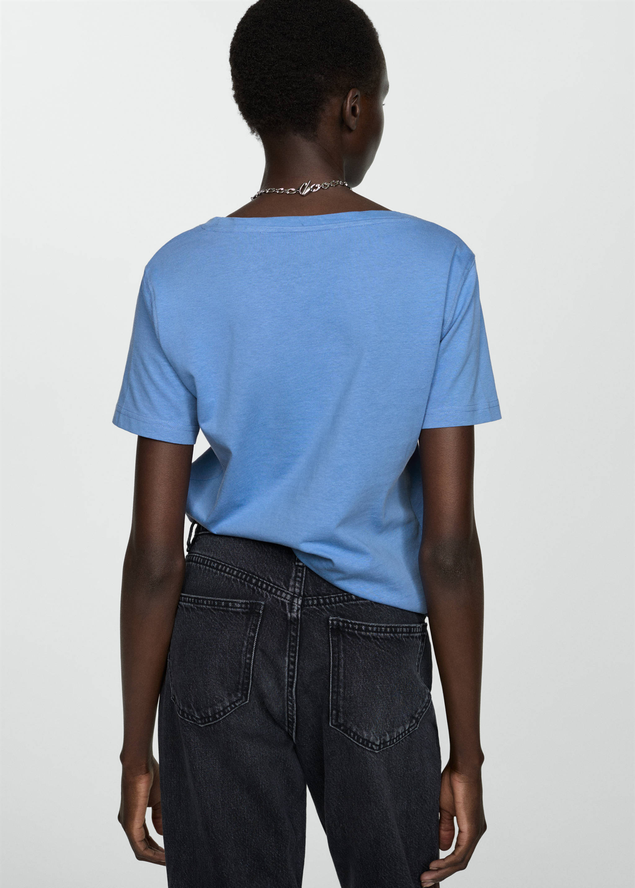 تي شيرت قطني بتصميم رقبة على شكل حرف V - الجهة الخلفية للمنتج