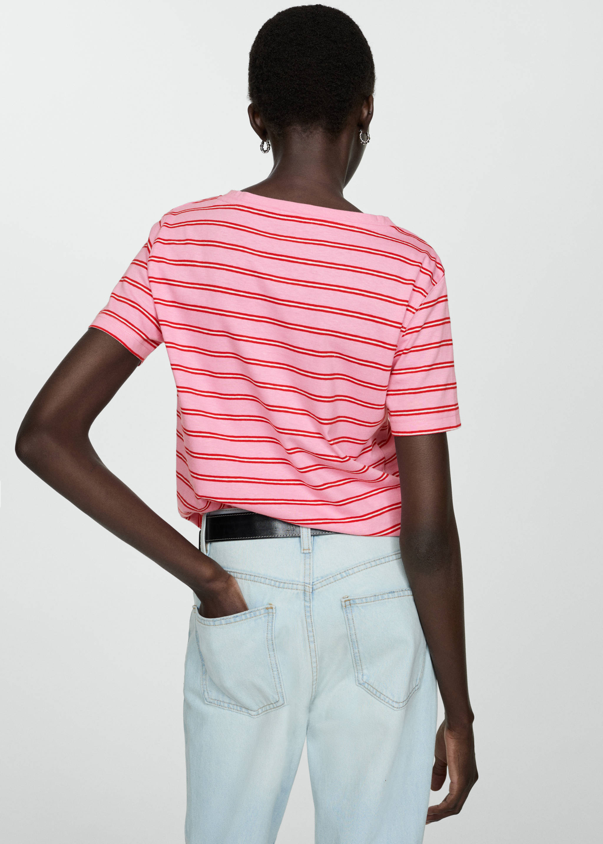 تي شيرت قطني بتصميم رقبة على شكل حرف V - الجهة الخلفية للمنتج