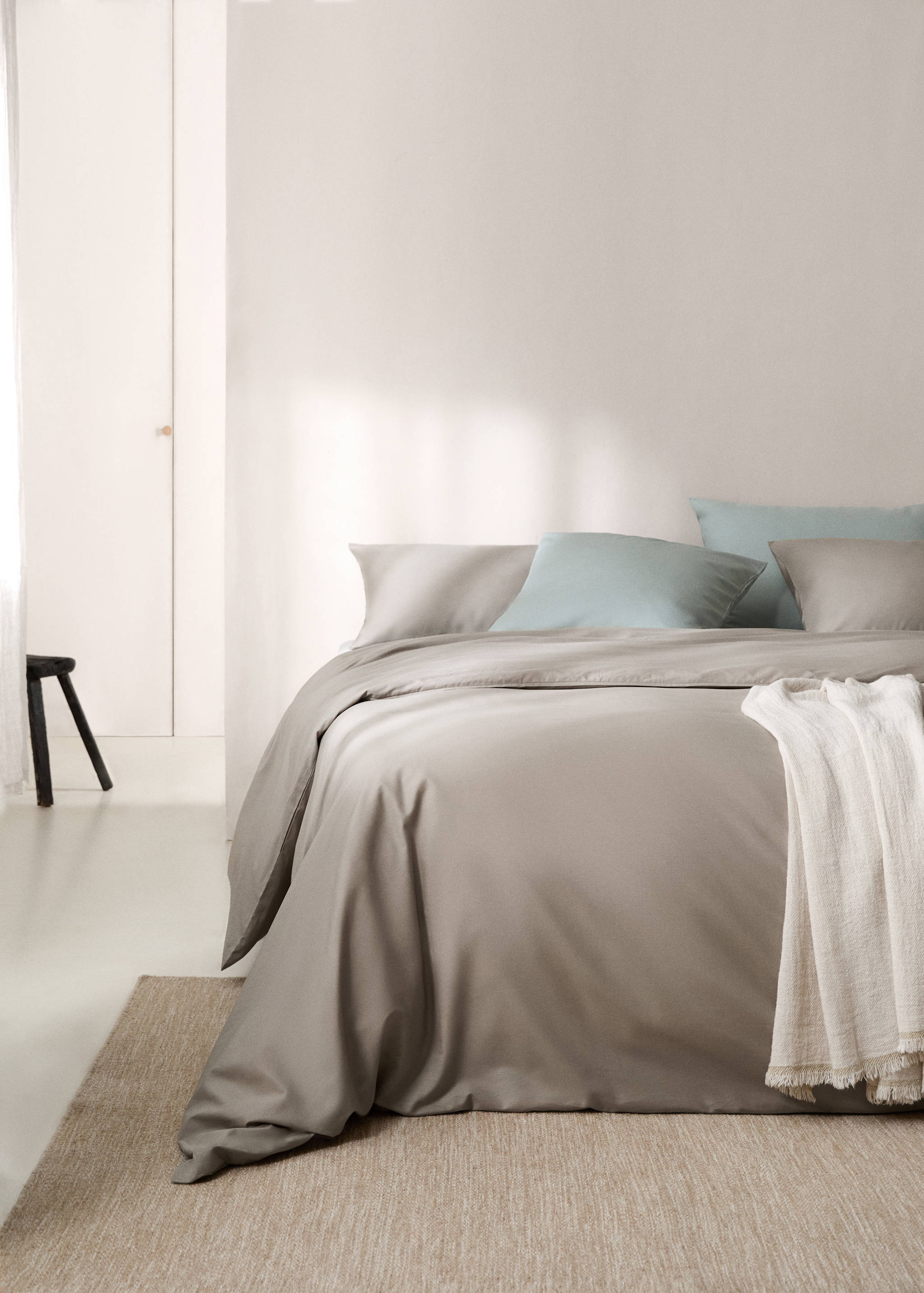 300 thread count cotton duvet cover for Queen bed - General plane