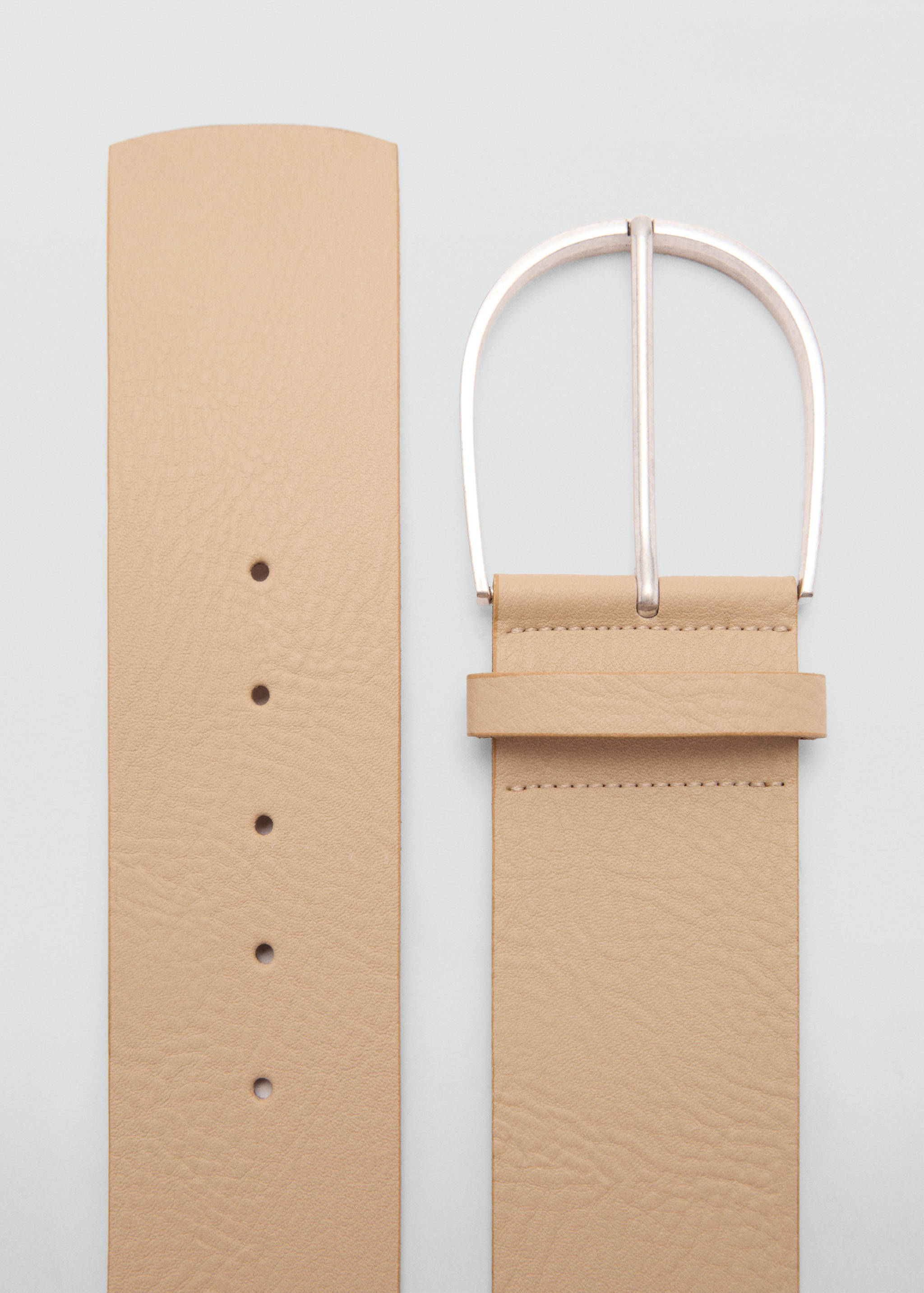 Широкий кожаный ремень - Средний план