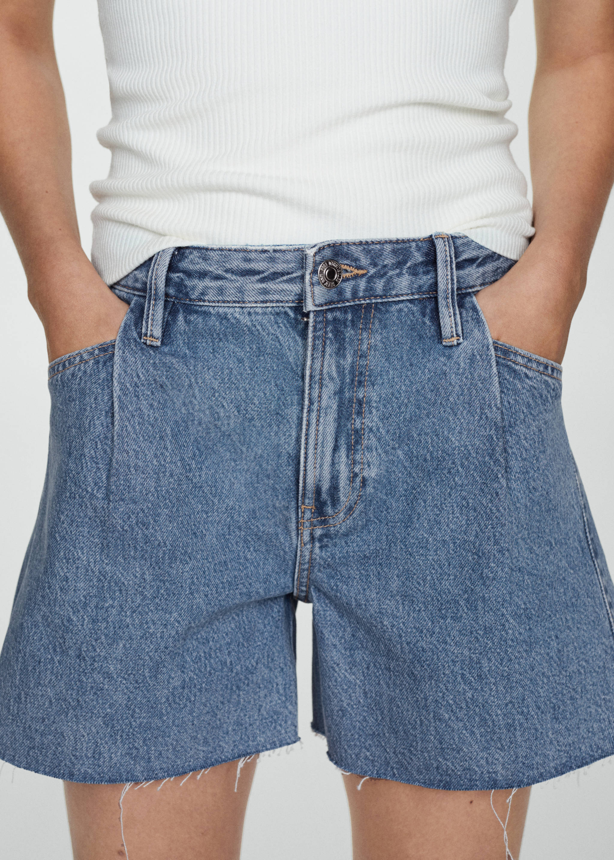 Denim shorts with frayed hem - Details of the article 1