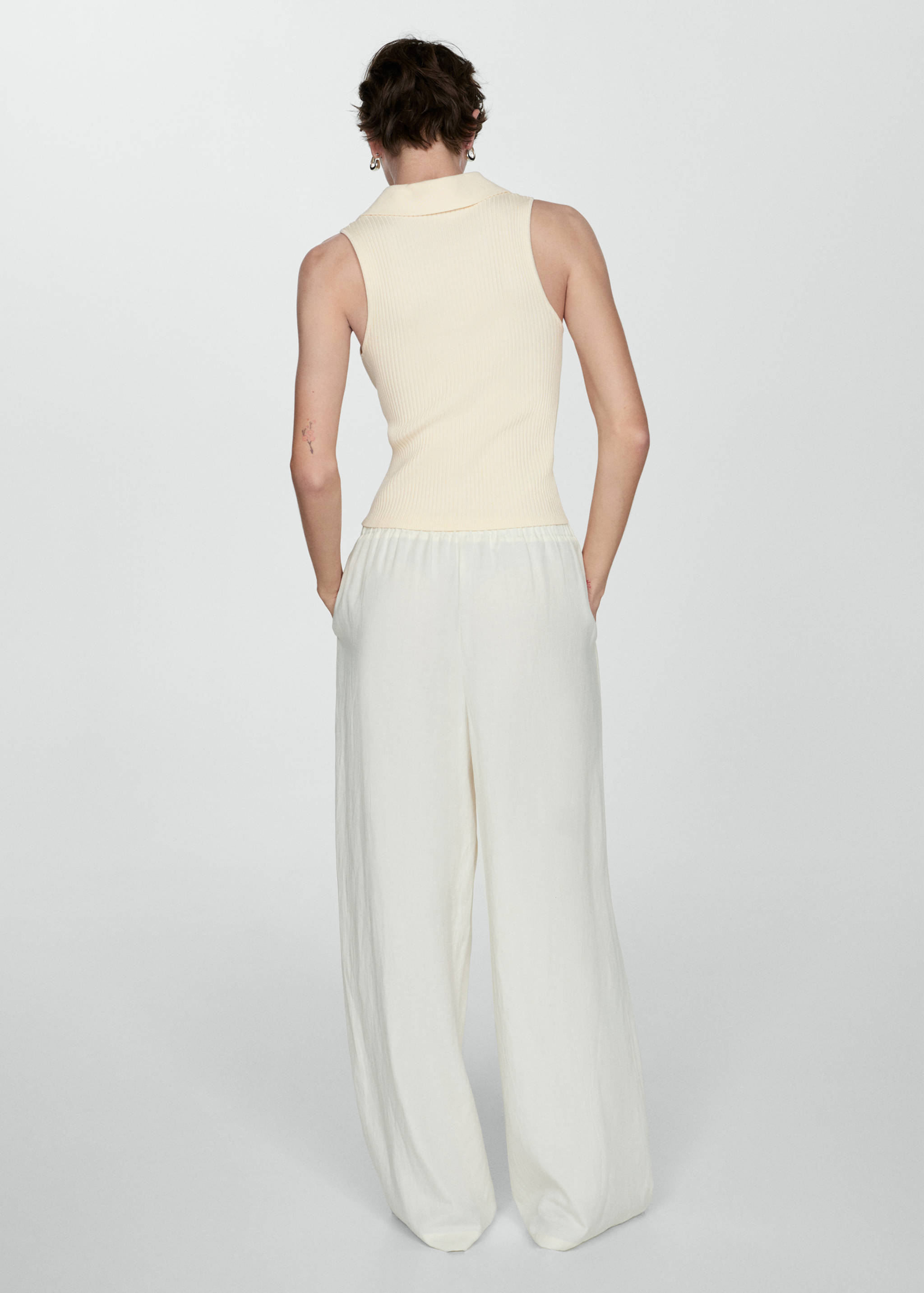 Buttoned knit top - Reverse of the article