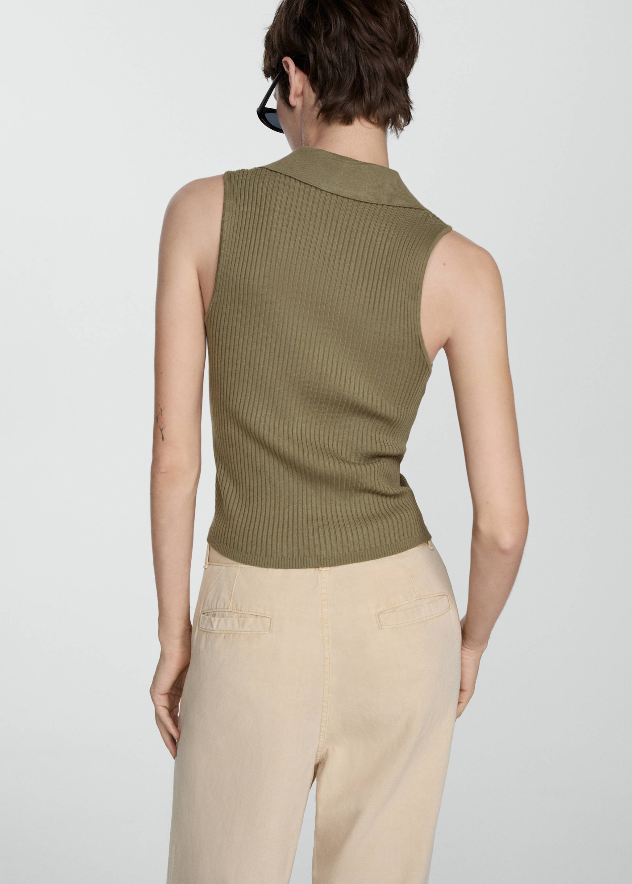 Buttoned knit top - Reverse of the article