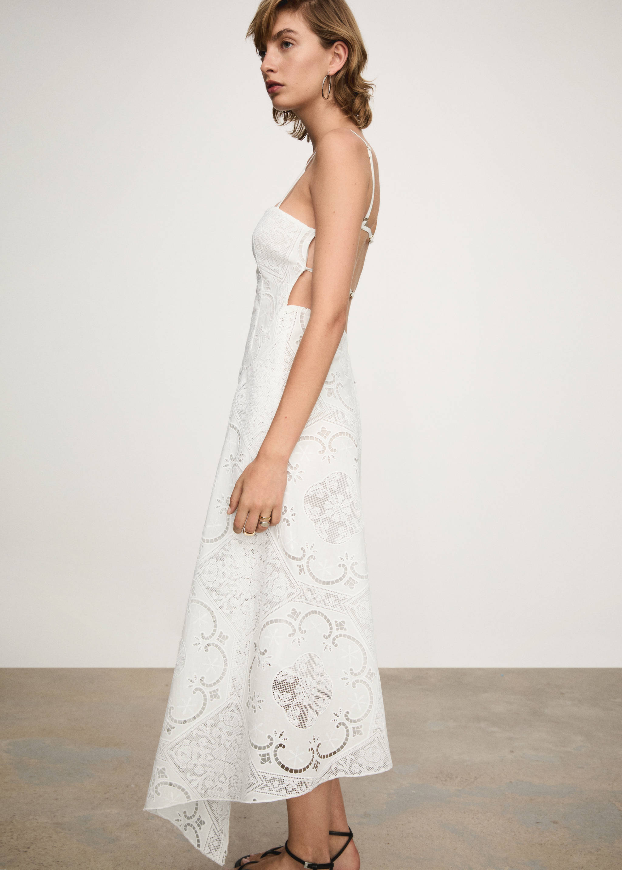 Robe brodée asymétrique - Plan moyen