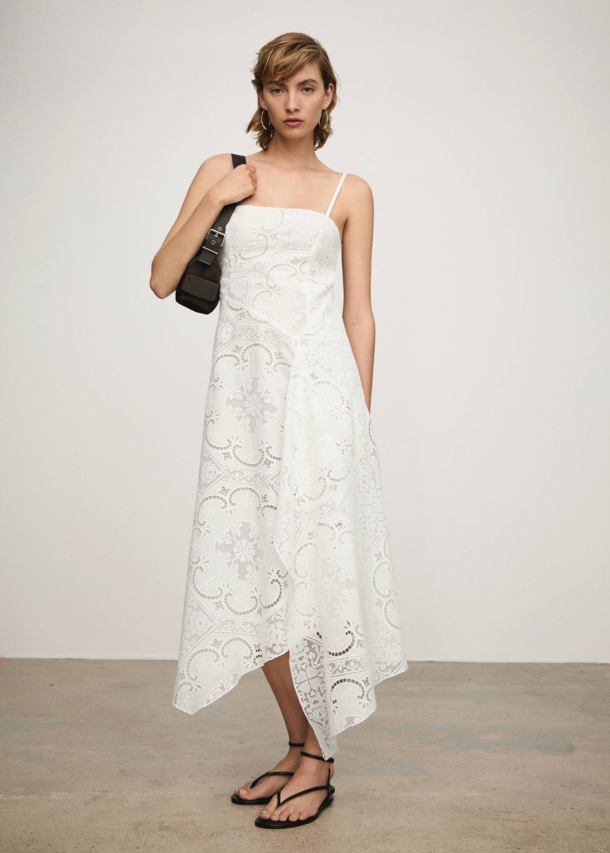 Asymmetrical embroidered dress - General plane